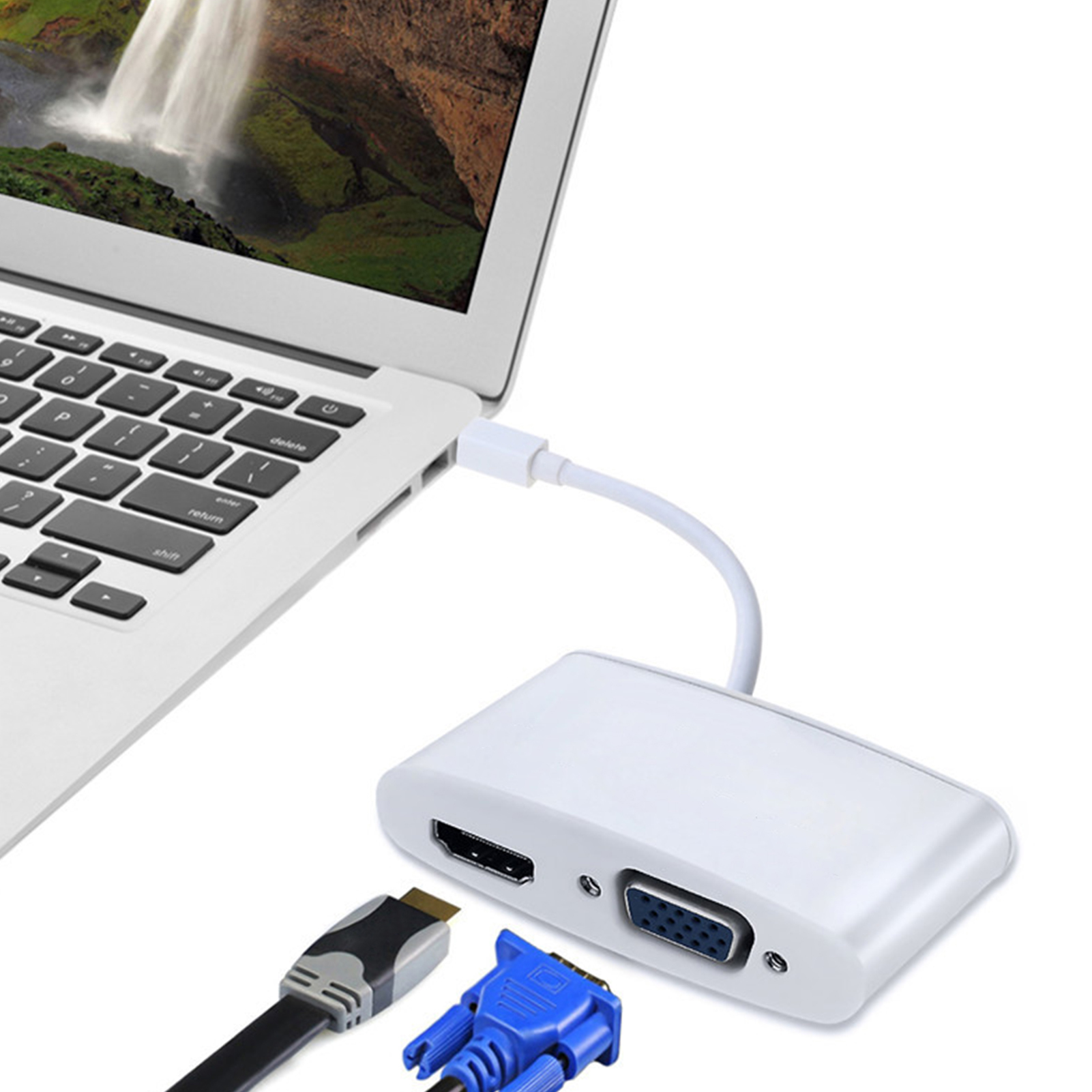 Laptop mit Adapter mit HDMI- und VGA-Anschlüssen verbunden. HDMI- und VGA-Kabel sind vorhanden. Wasserfallbild auf dem Bildschirm.