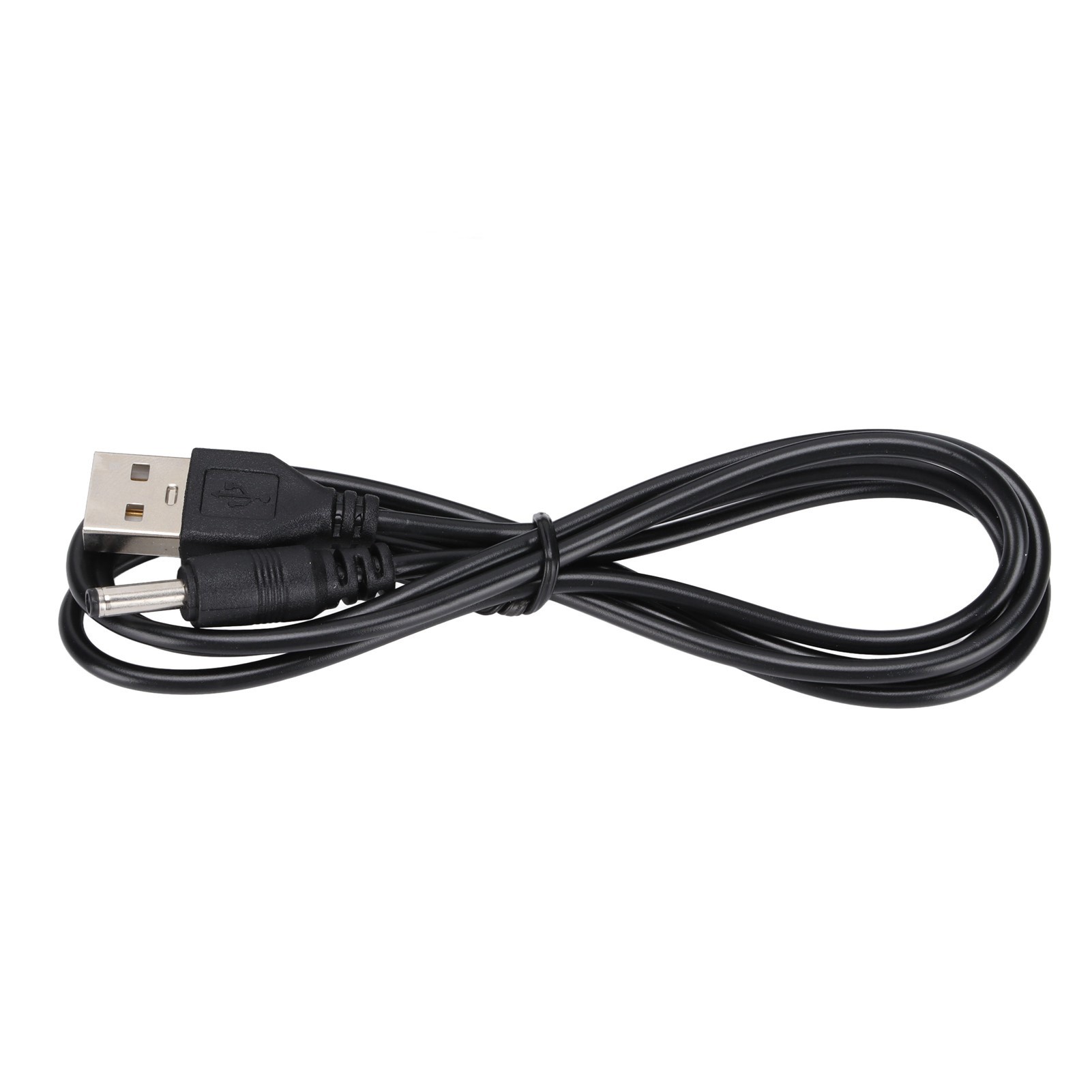 Schwarzes USB-Kabel mit rundem DC-Stecker. Das Kabel ist aufgerollt und liegt vor weißem Hintergrund.