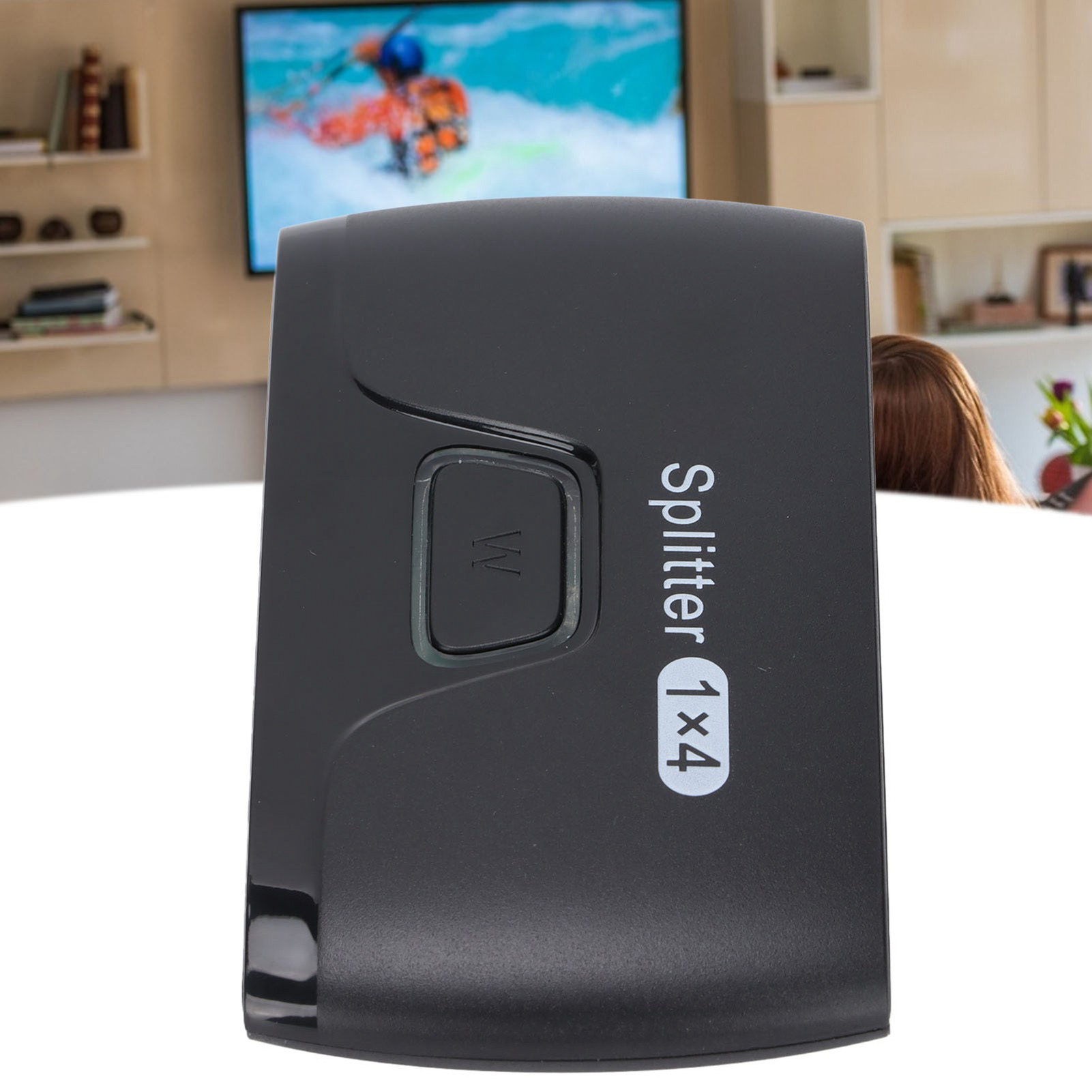 Ein schwarzer Splitter 1x4 liegt auf einer weißen Oberfläche. Ein Fernseher zeigt eine Person auf einem Wasserfahrzeug. Haare sind im Hintergrund sichtbar.
