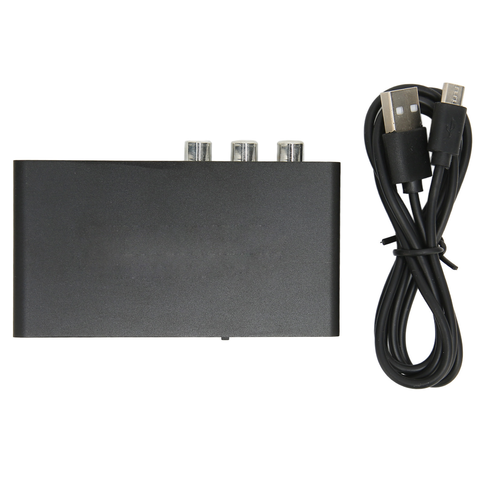 Schwarzes rechteckiges Gerät mit drei silbernen Knöpfen und einem schwarzen USB-Kabel. Weißer Hintergrund.