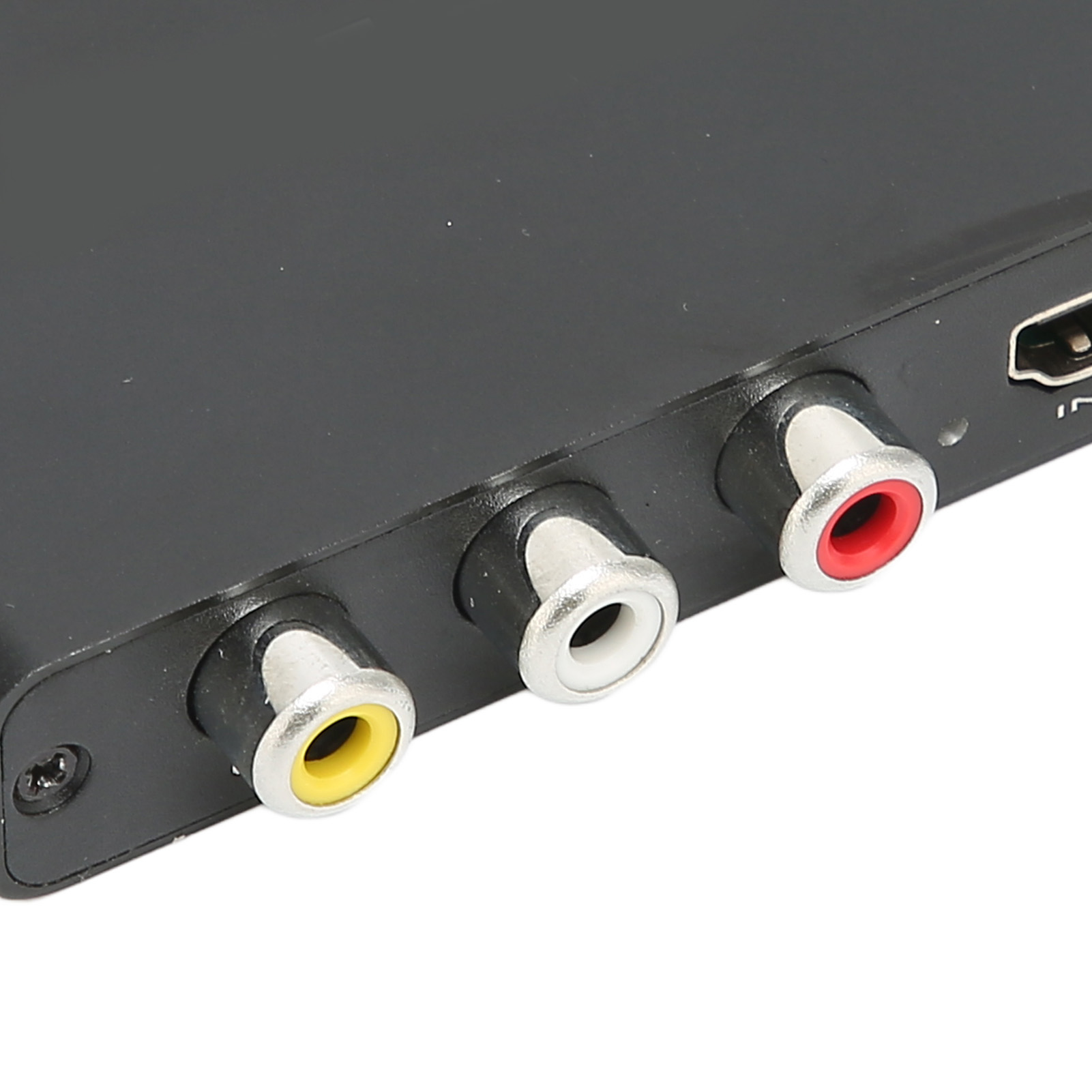 Ein schwarzer AV-Adapter mit gelben, weißen und roten Cinch-Anschlüssen. Ein HDMI-Anschluss ist sichtbar.