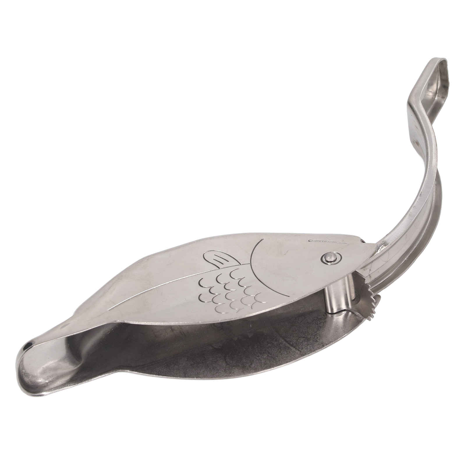 Ein fischförmiges Küchenutensil aus Edelstahl mit Griff und Klappöffnung, isoliert auf Weiß.