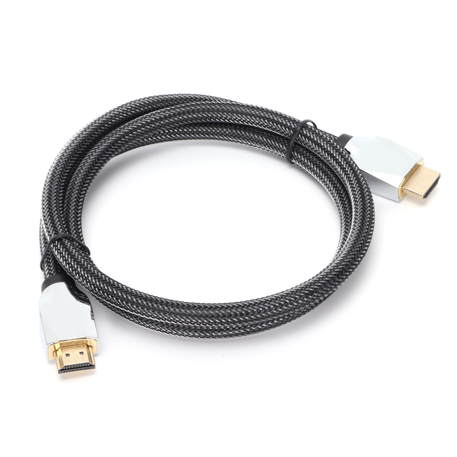 Ein HDMI-Kabel mit geflochtenem schwarz-grauem Mantel. Es hat goldene Stecker mit silbernen Gehäusen, auf einer weißen Oberfläche.