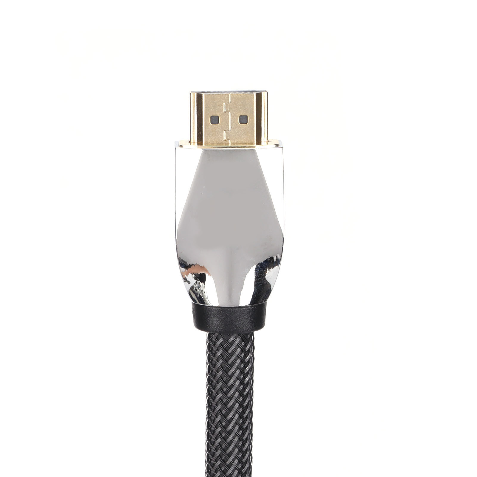 Nahaufnahme eines HDMI-Kabels. Der Stecker ist gold-silberfarben, darunter ein schwarzes geflochtenes Kabel.