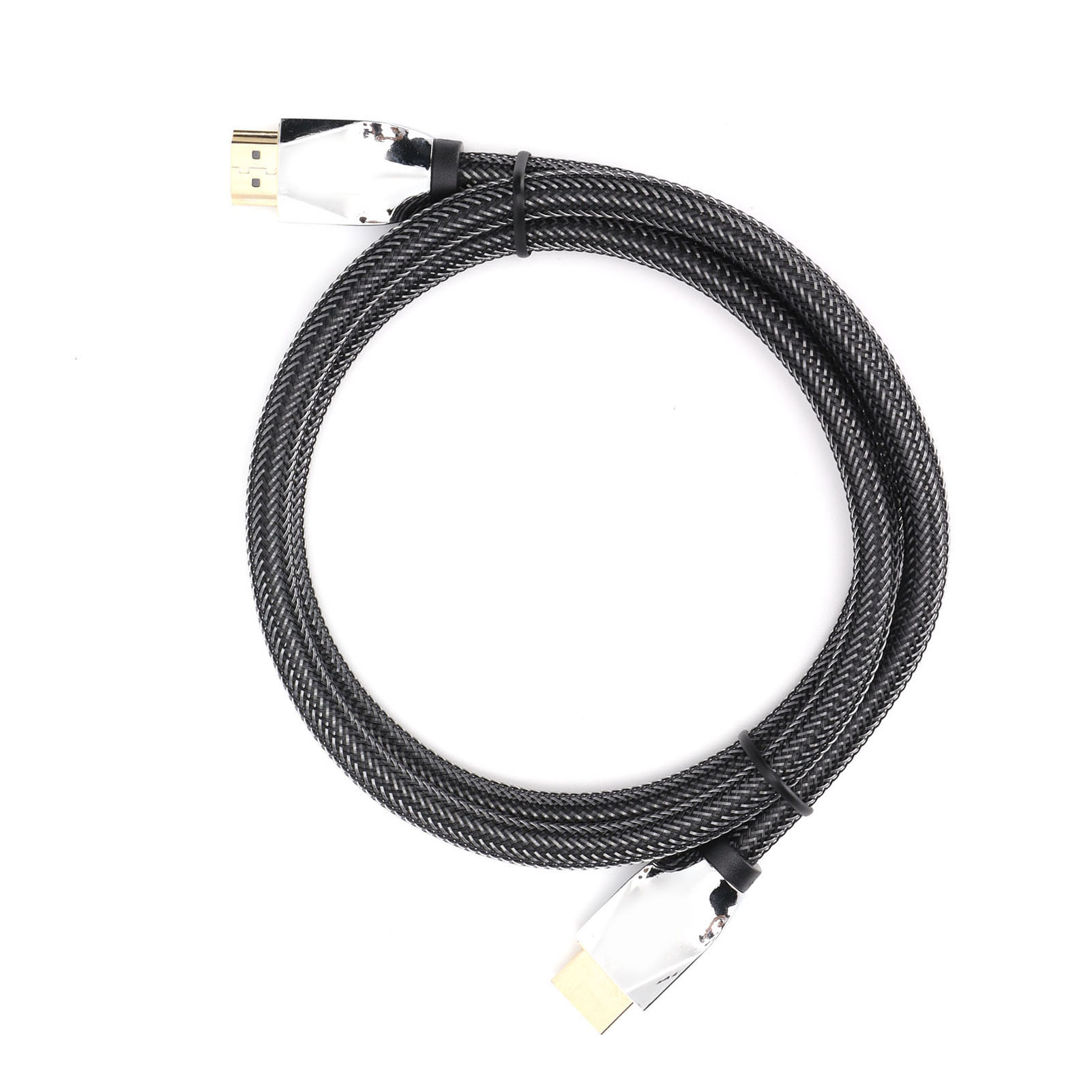 Ein schwarzes HDMI-Kabel liegt auf weißem Hintergrund und bildet einen Kreis. Die Anschlüsse sind silber und gold.