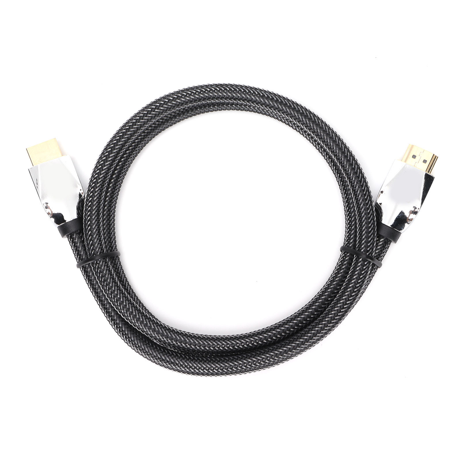 Schwarzes HDMI-Kabel auf weißem Untergrund. Silberne Stecker an jedem Ende. Das Kabel ist zentriert.