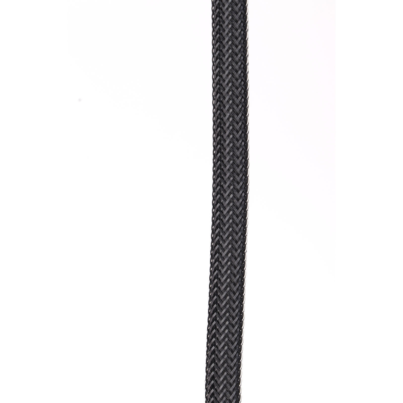 Vertikales Bild zeigt ein schwarzes geflochtenes Kabel vor weißem Hintergrund. Das Kabel ist zentriert.