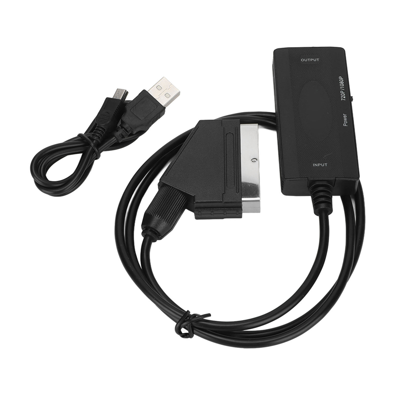 Ein schwarzer SCART-zu-HDMI-Adapter mit Kabeln und einem USB-Kabel auf weißem Hintergrund.