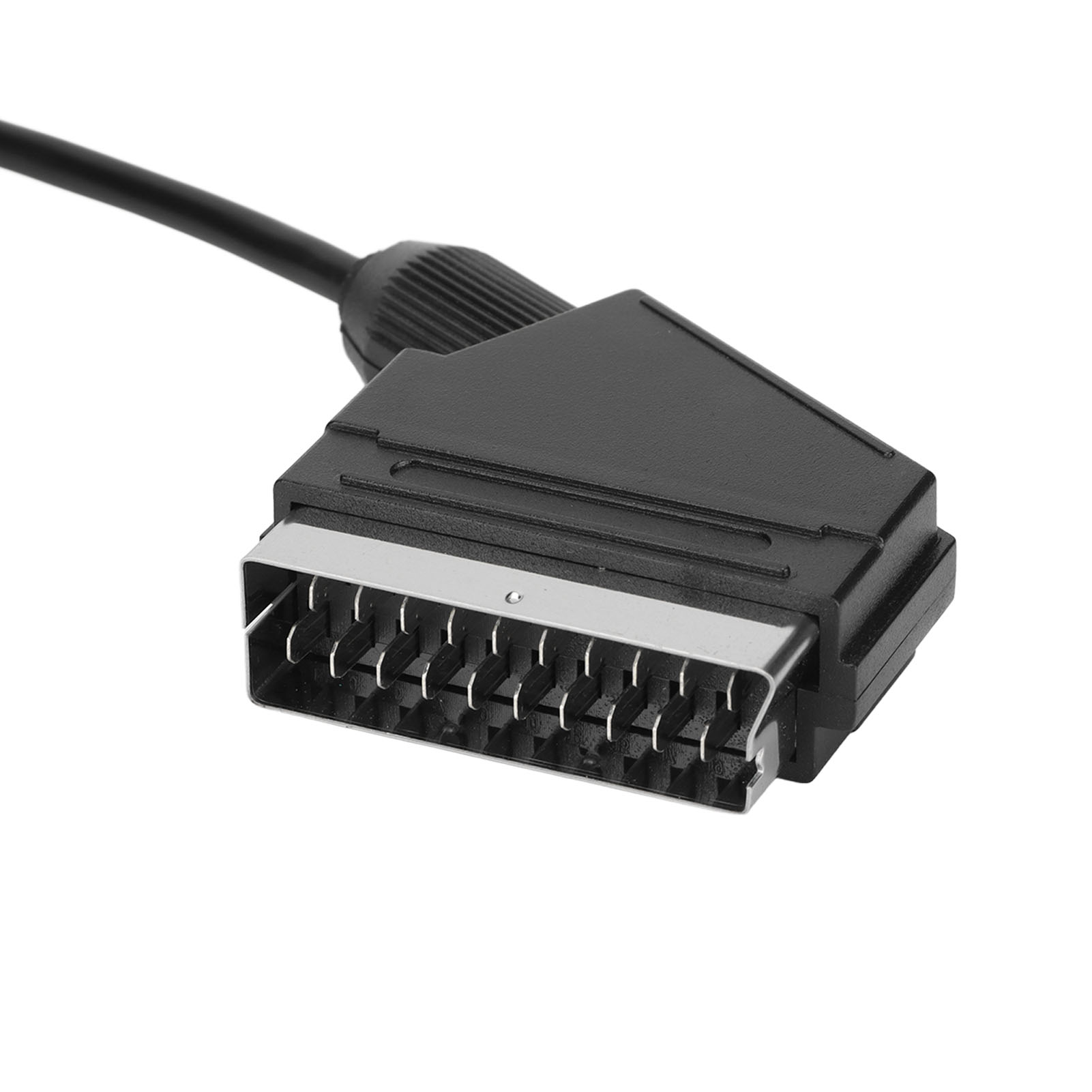Ein schwarzer SCART-Stecker mit silbernen Stiften, verbunden mit einem schwarzen Kabel. Isoliert auf weißem Hintergrund.