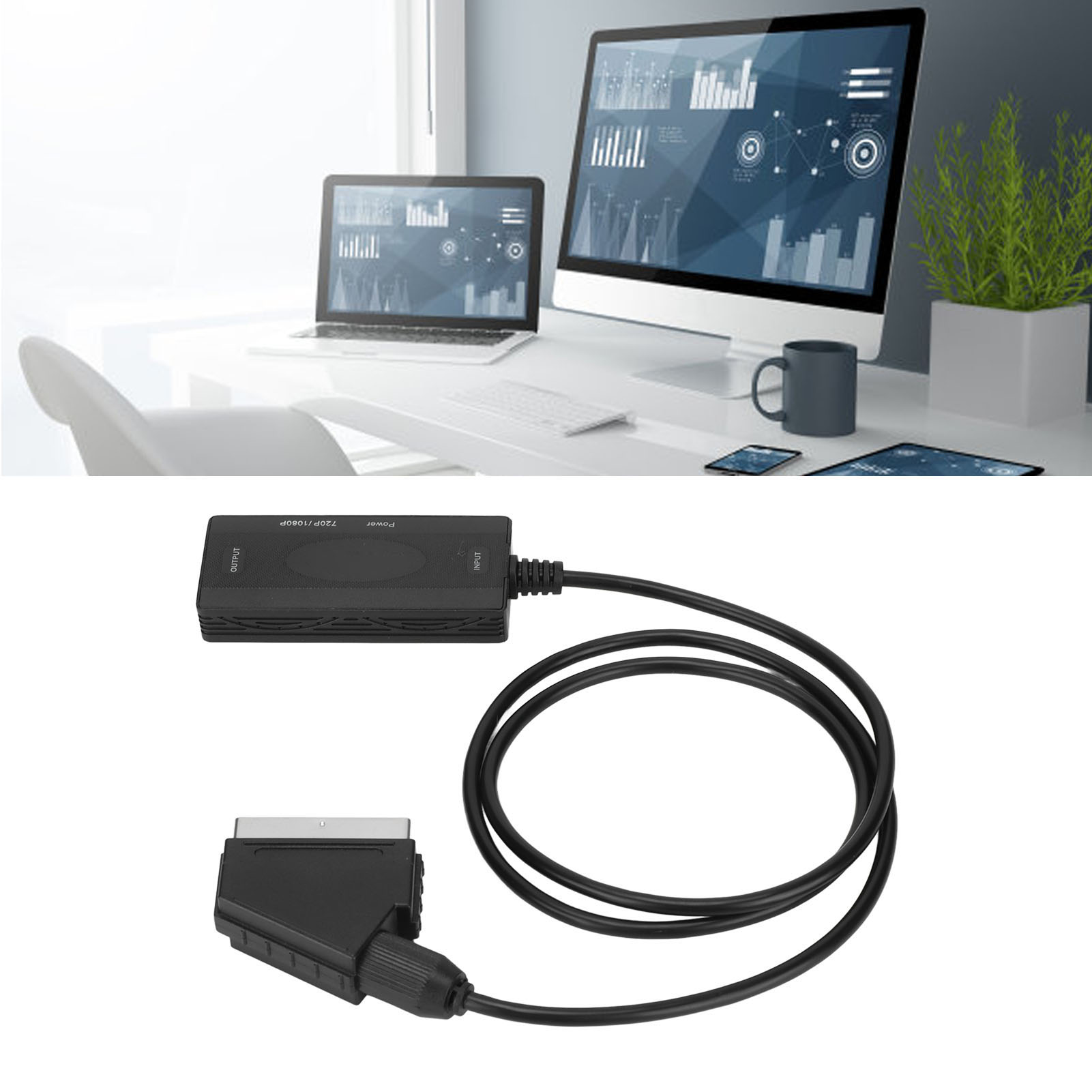 Ein Schreibtisch mit Computermonitoren, einem Laptop, einer Tasse, einem Tablet und Kabeln. Eine schwarze Konverterbox mit SCART-Anschluss.