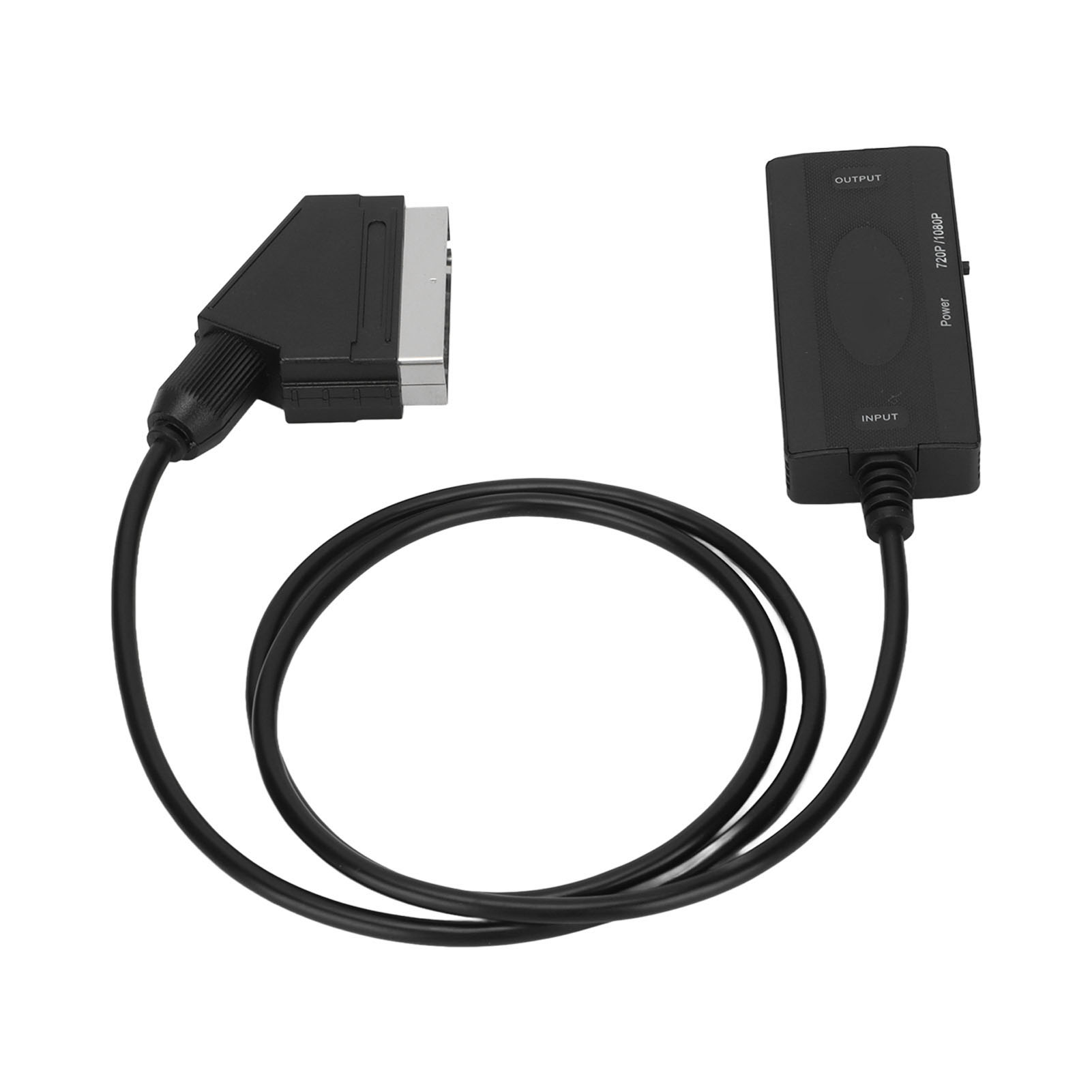Schwarzer SCART-zu-HDMI-Adapter mit schwarzem Kabel und Stecker auf weißem Hintergrund. Eingang und Ausgang beschriftet.
