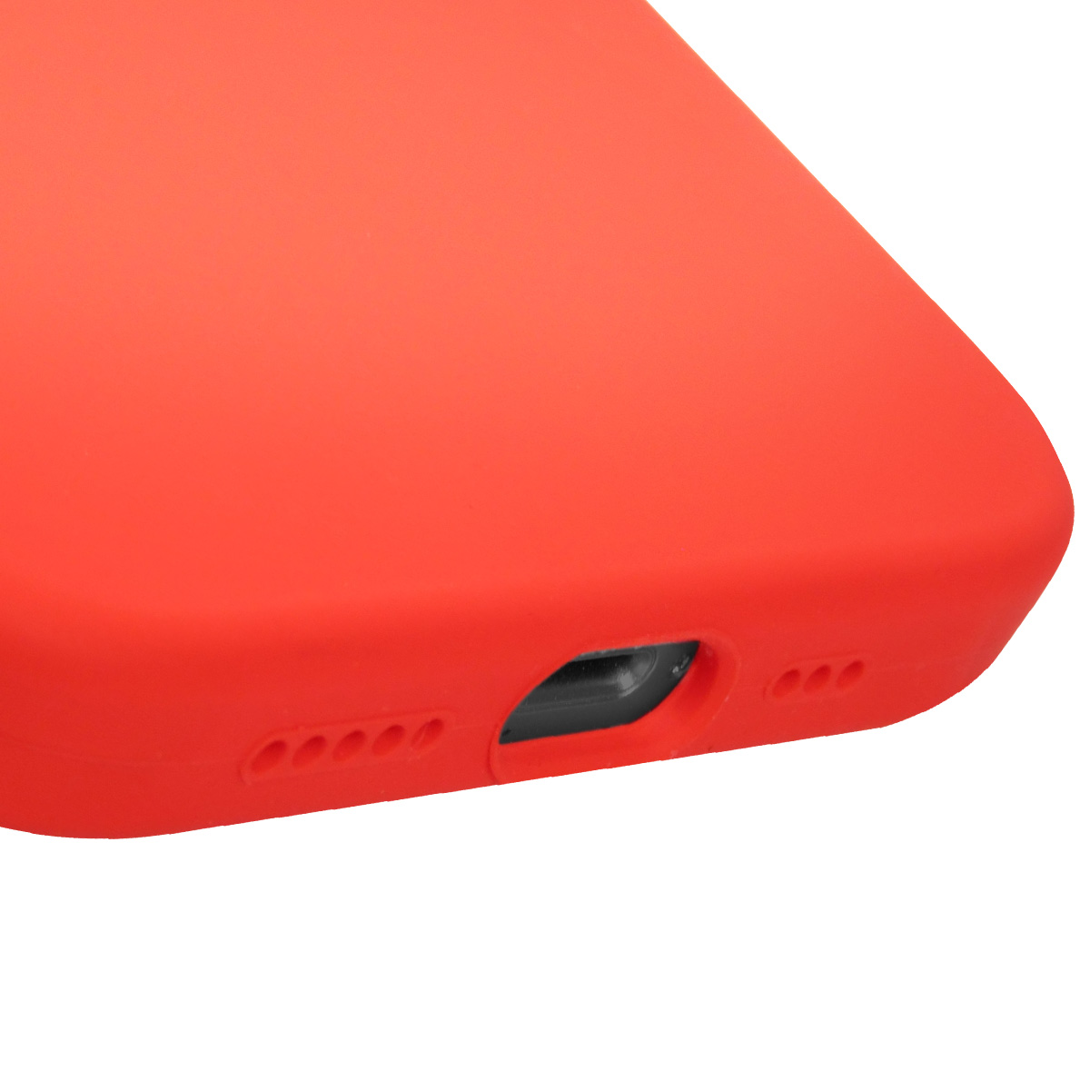 Primo piano di una custodia rossa per telefono con porta di ricarica e fori per altoparlanti. La custodia è su sfondo bianco.