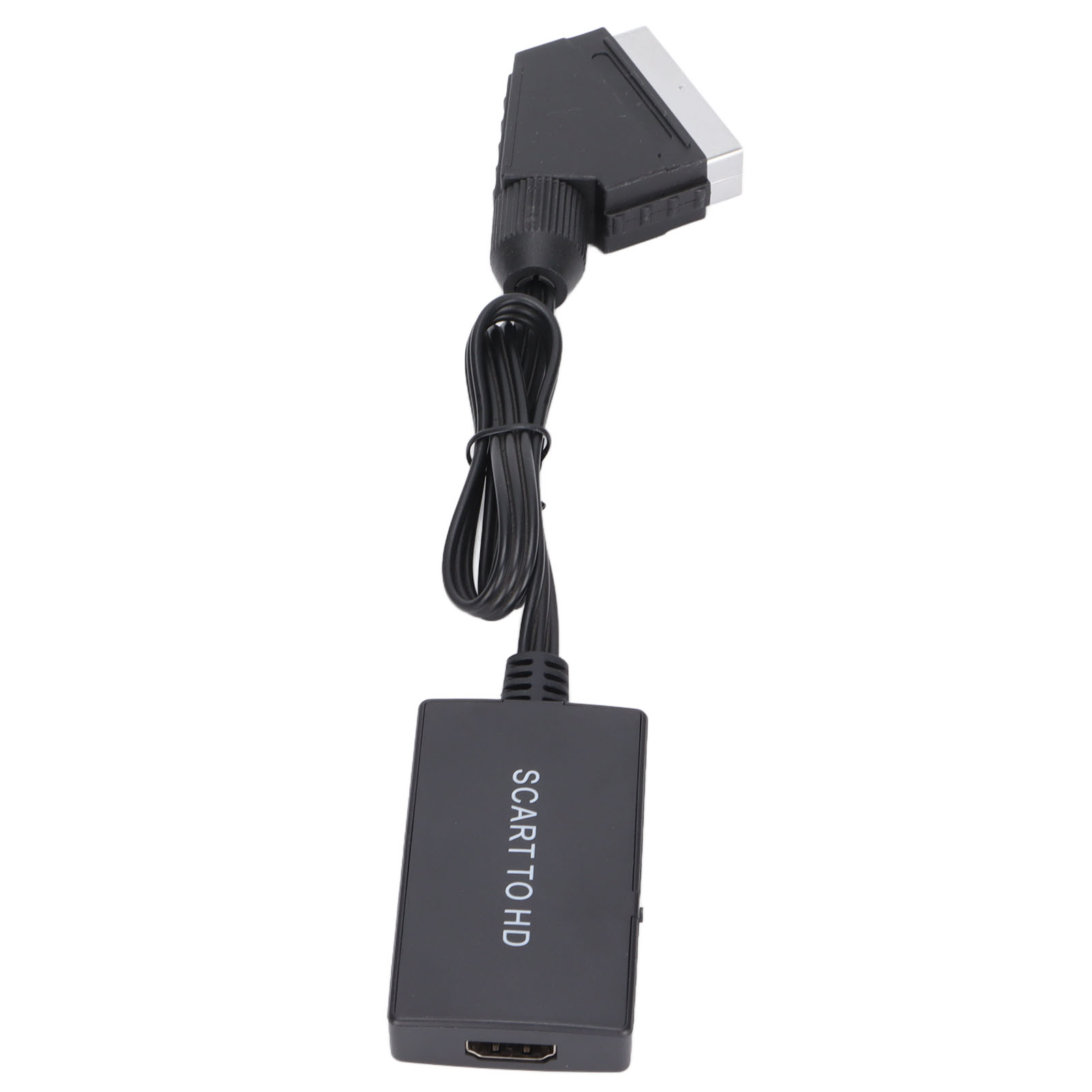 Ein schwarzer SCART-zu-HDMI-Adapter, ein Kabel verbindet sich mit dem HDMI-Anschluss. Der Adapter befindet sich auf weißem Hintergrund.