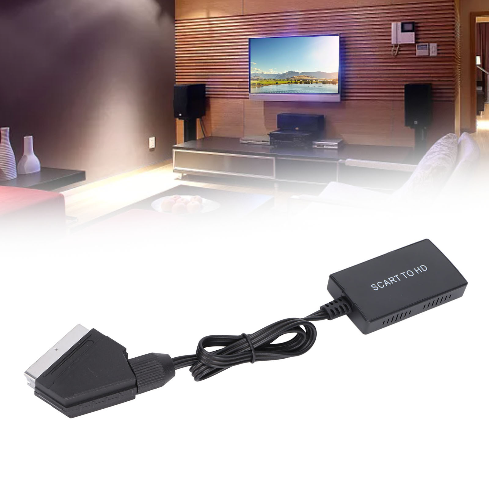 SCART-zu-HDMI-Adapter mit schwarzem Kabel. Fernseher und Lautsprecher im Hintergrund, an einer Holzwand.