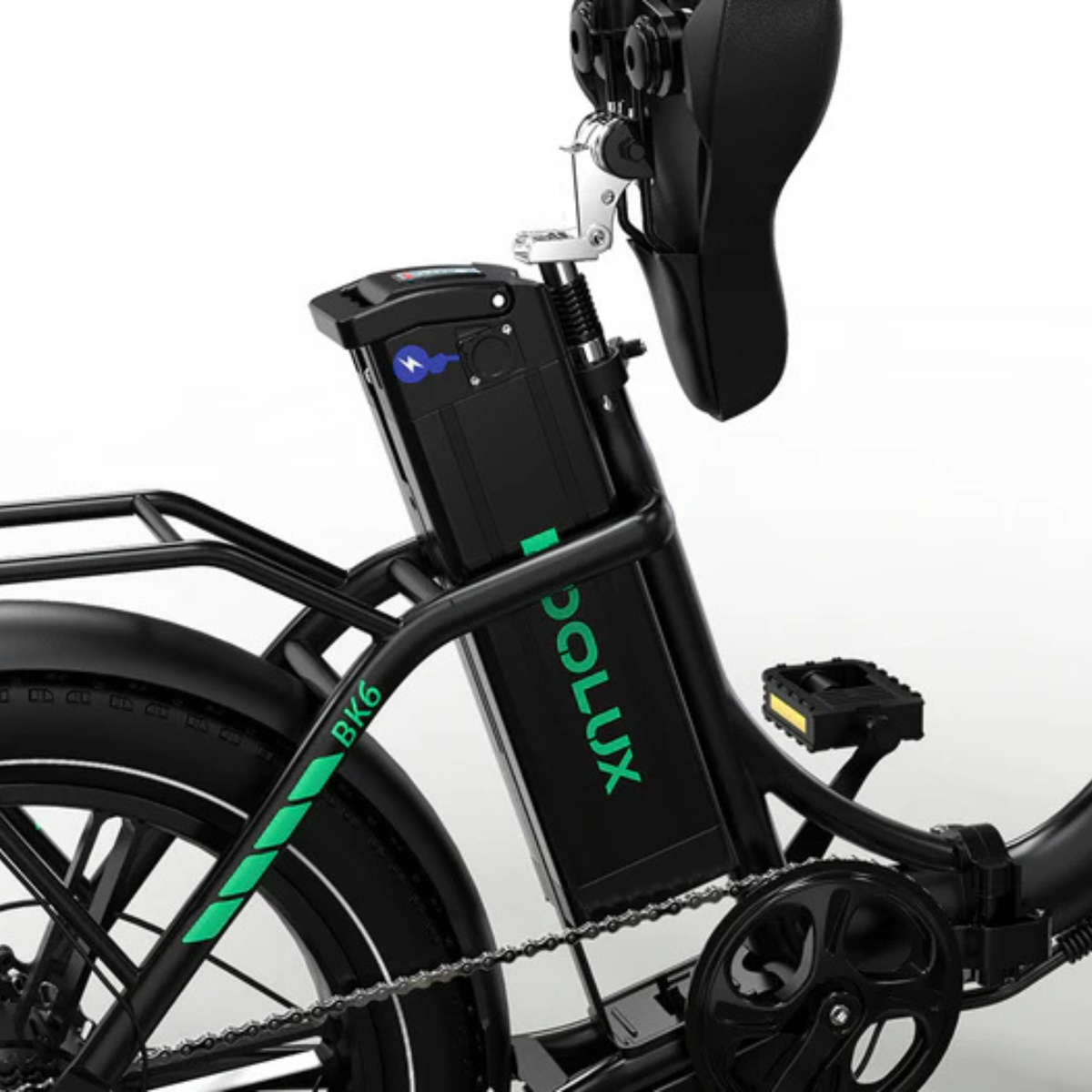 Czarny rower elektryczny. Rama jest czarna z zielonymi akcentami. Bateria jest czarna. Siodło jest czarne, a opony mają białe obręcze.