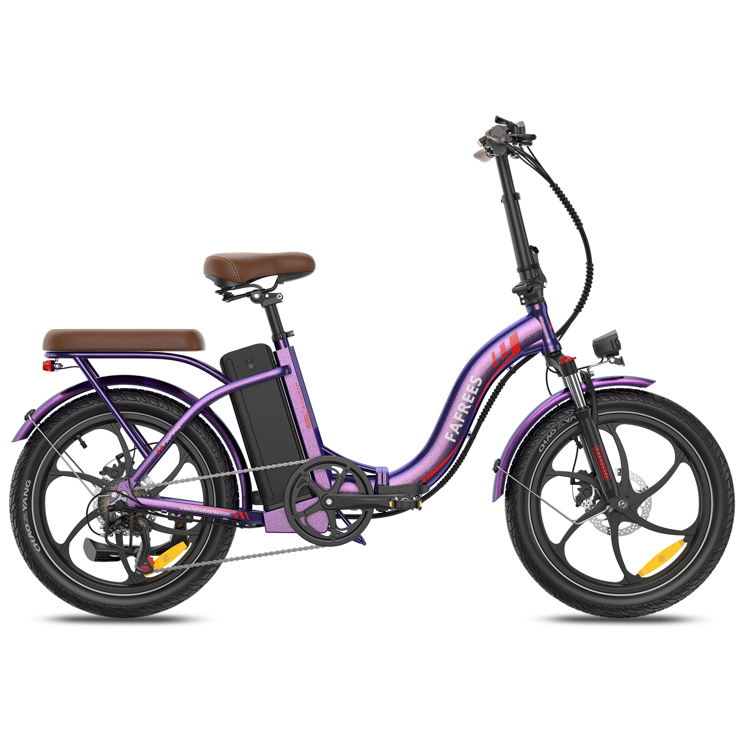Ein lila-schwarzes Elektrofahrrad mit braunem Sitz und einer schwarzen Batterie. Es hat schwarze Reifen und Schutzbleche. Die Marke ist "FAFrees".