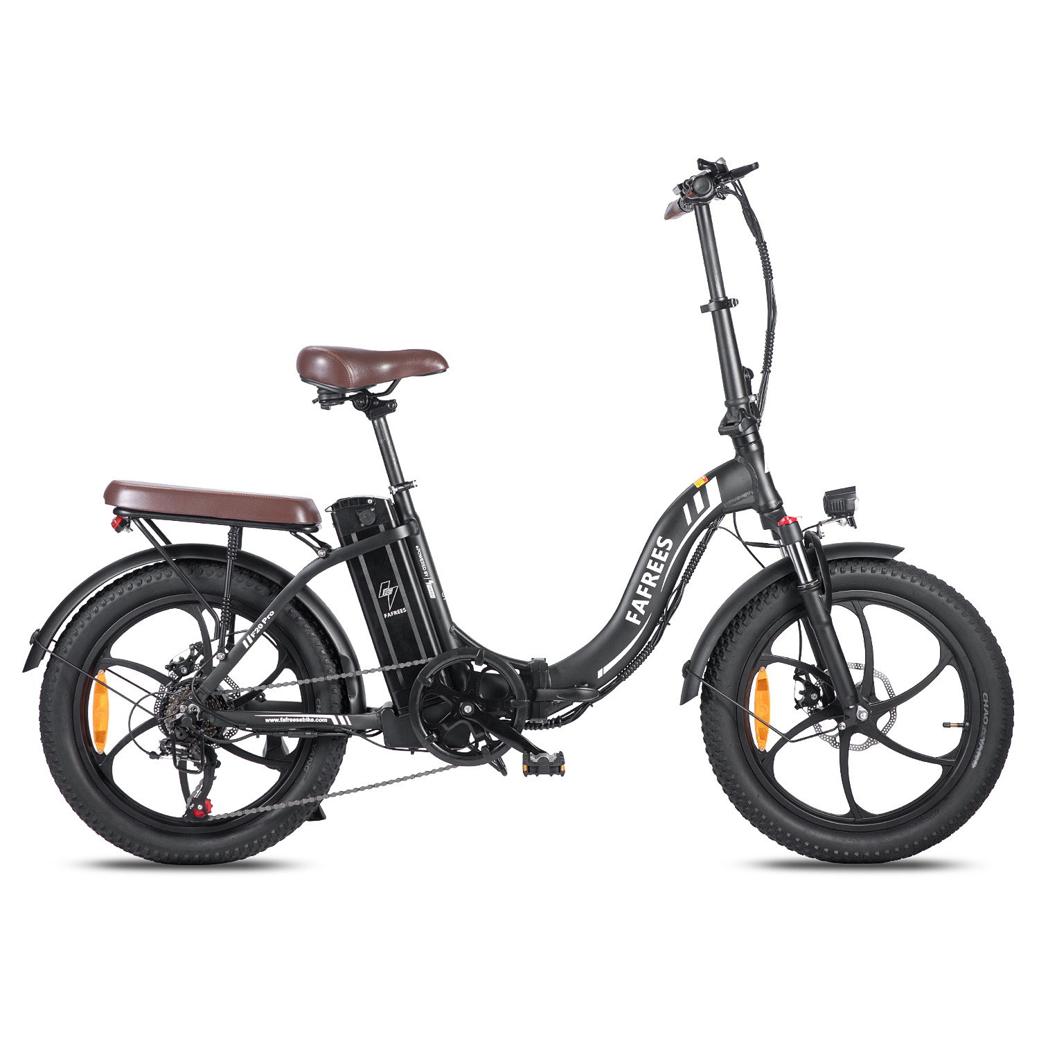 Schwarzes Elektrofahrrad mit braunem Sitz. Merkmale sind breite Reifen, Federung und ein Akku. Der Markenname ist sichtbar.
