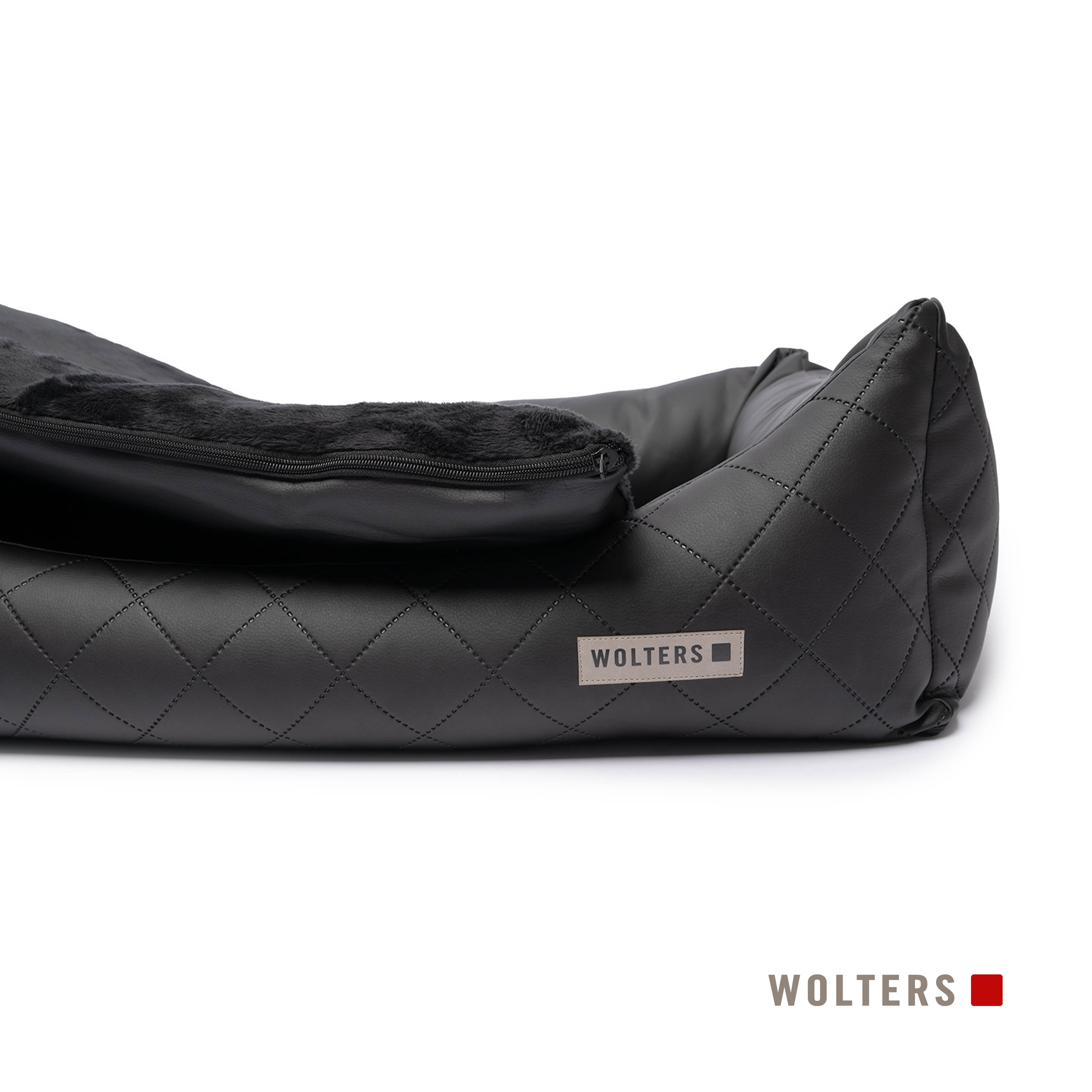 Schwarzes Hundebett mit Steppdesign und weichem, pelzigem Innenraum. Der Markenname ist sichtbar.