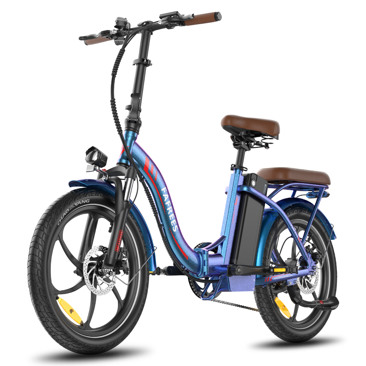 Ein blau-schwarzes Elektrofahrrad mit braunem Sattel und Lenker wird auf weißem Hintergrund gezeigt.