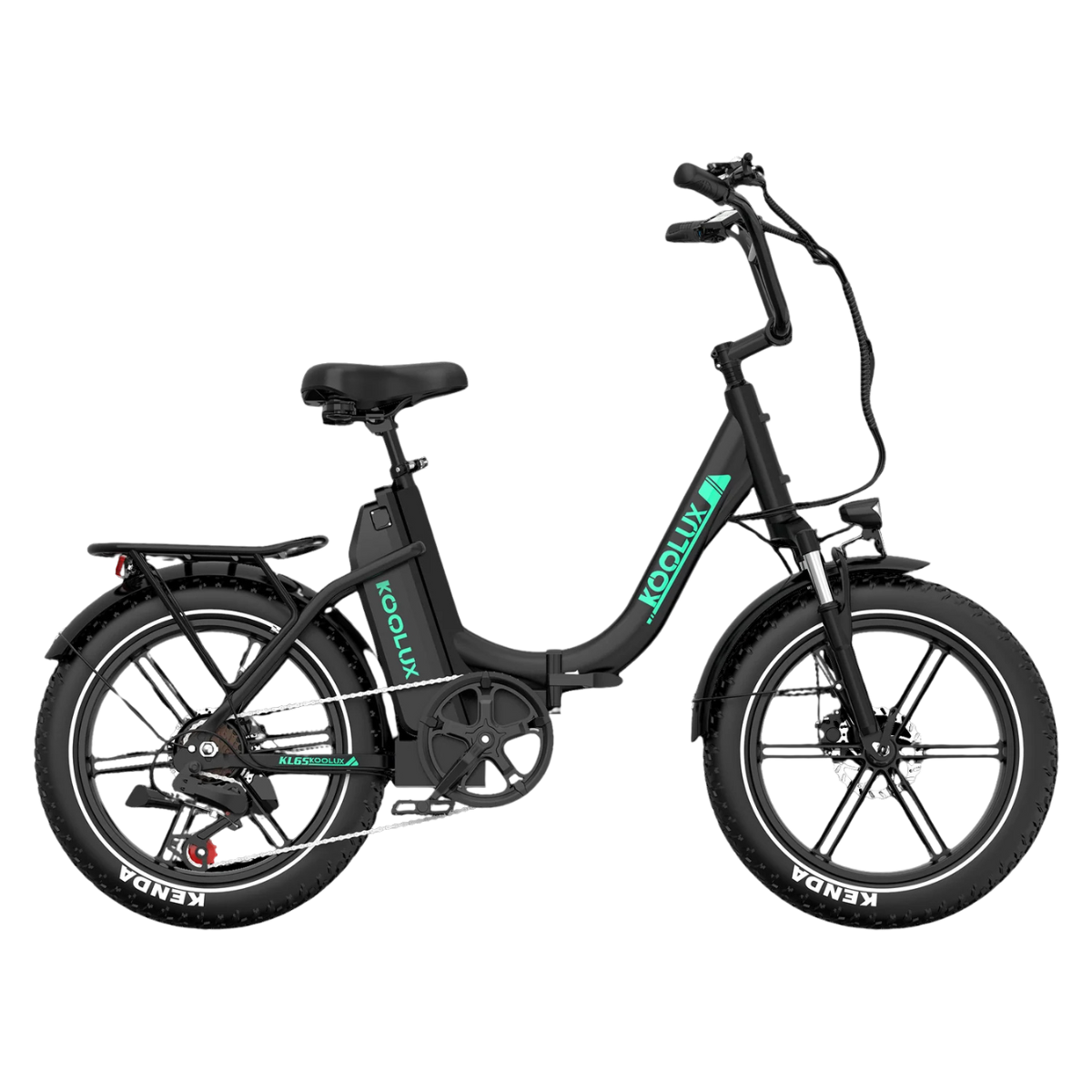 Czarny rower elektryczny z grubymi oponami. Rower ma markę KOOLUX. Opony Kenda. Izolowane na białym tle.