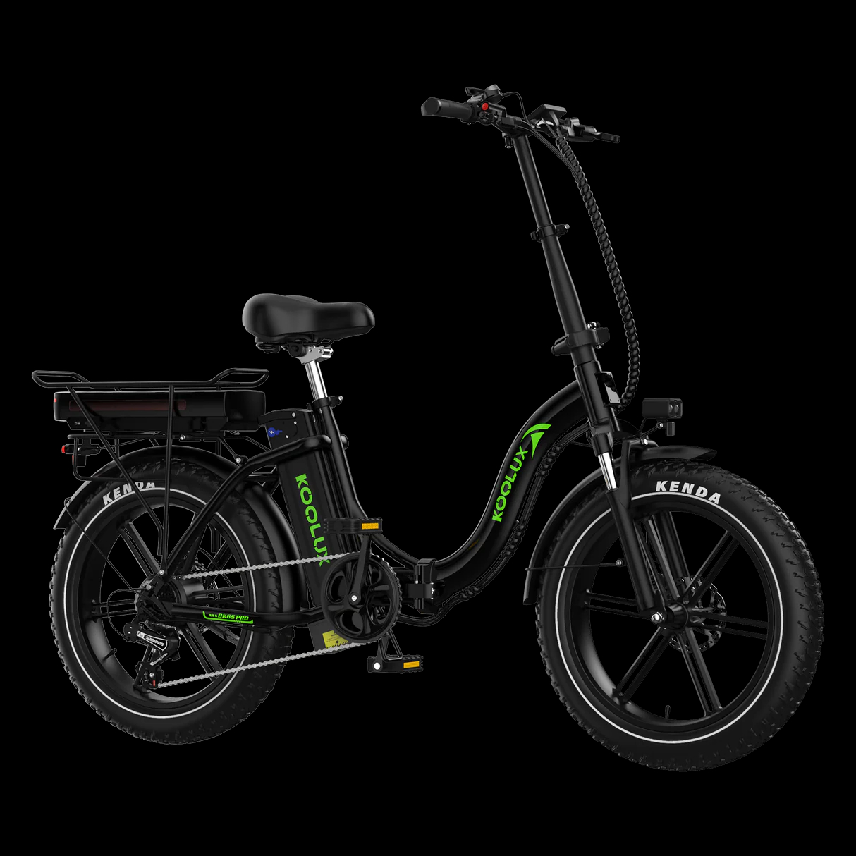 Czarny rower elektryczny z zielonymi akcentami, logo KOOLUX i oponami KENDA. Posiada baterię i tylny bagażnik, na czarnym tle.