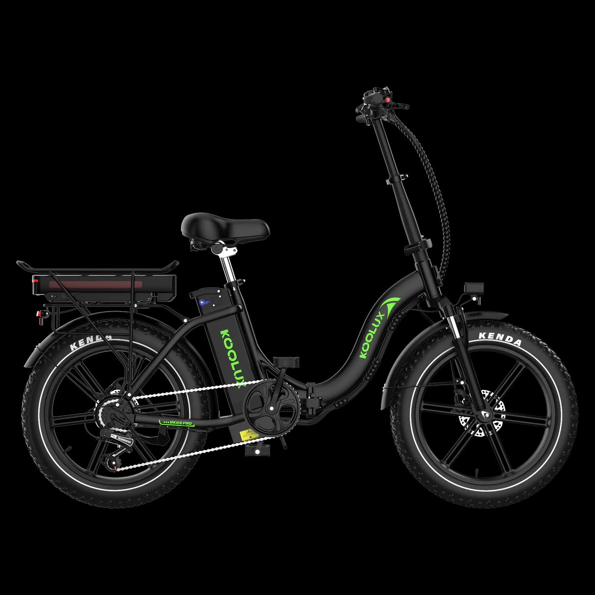 Czarny rower elektryczny z zielonymi logotypami. Widoczne 'KOOLUX' i 'KENDA'. Posiada czarne siedzenie i akumulator.