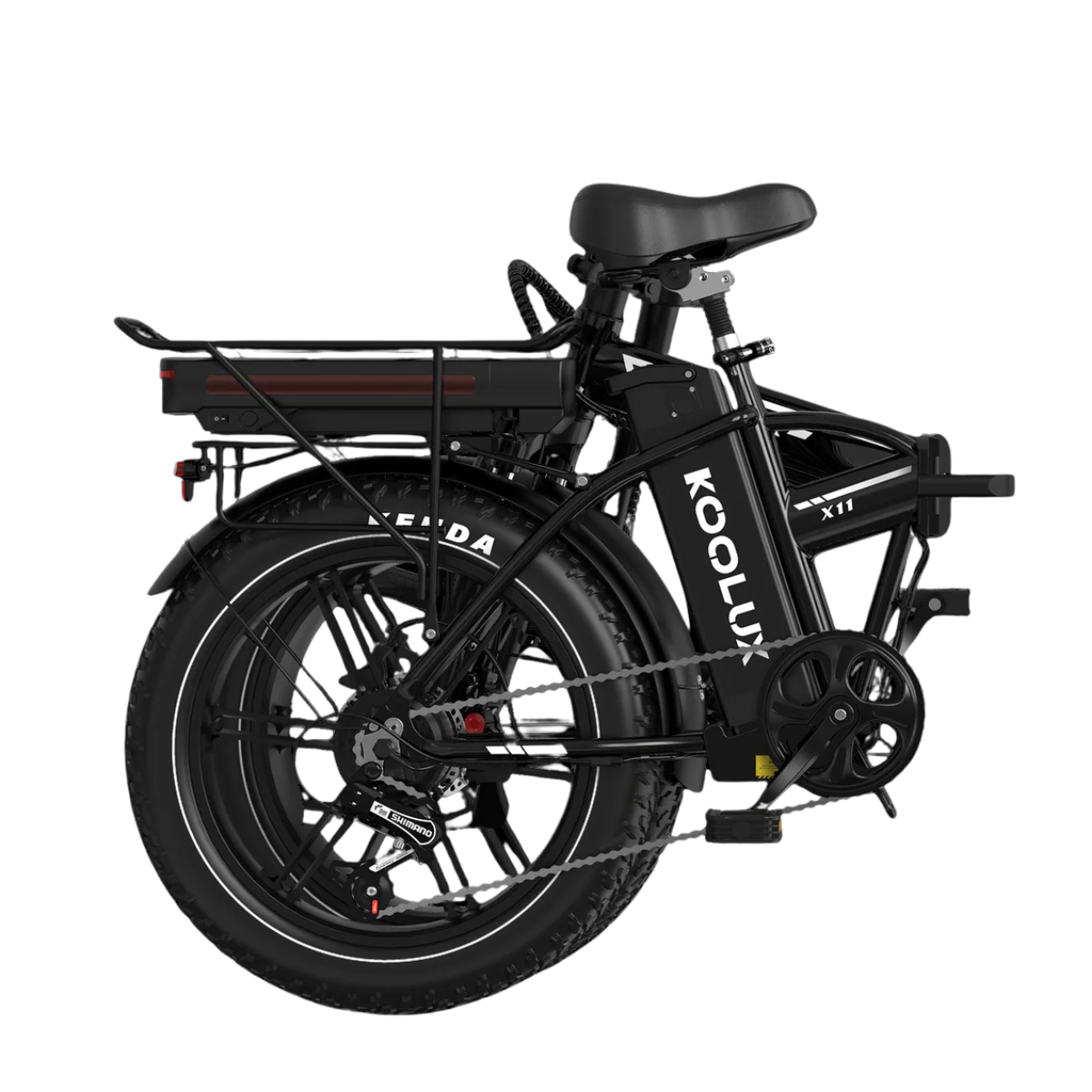 Czarny rower elektryczny Koolux X11 na czarnym tle. Posiada bagażnik, grube opony, przerzutki Shimano i siodełko. Tło jest czarne.
