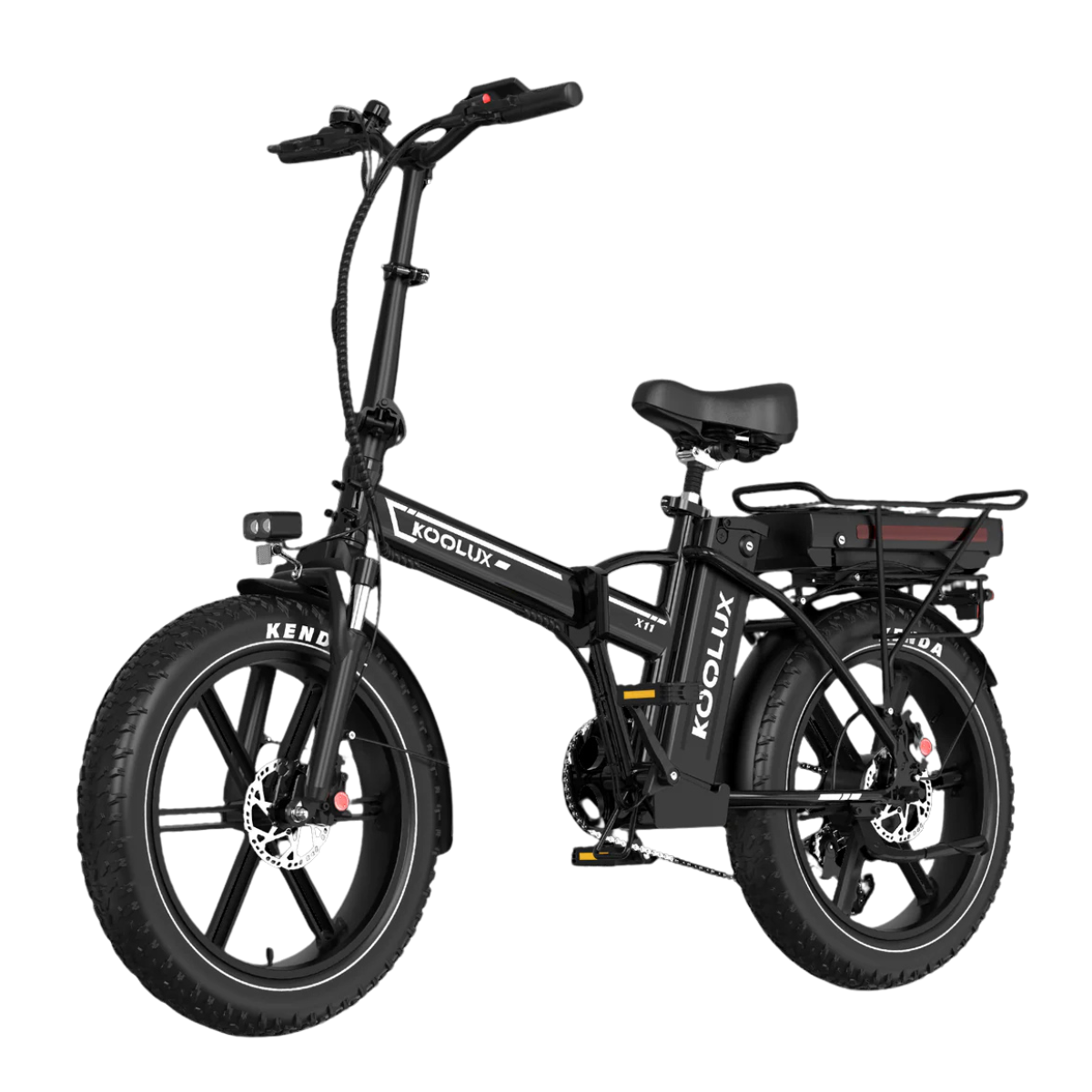 Czarny rower elektryczny Koolux X11. Ma grube opony, hamulce tarczowe, tylny bagażnik i akumulator. Na czarnym tle.
