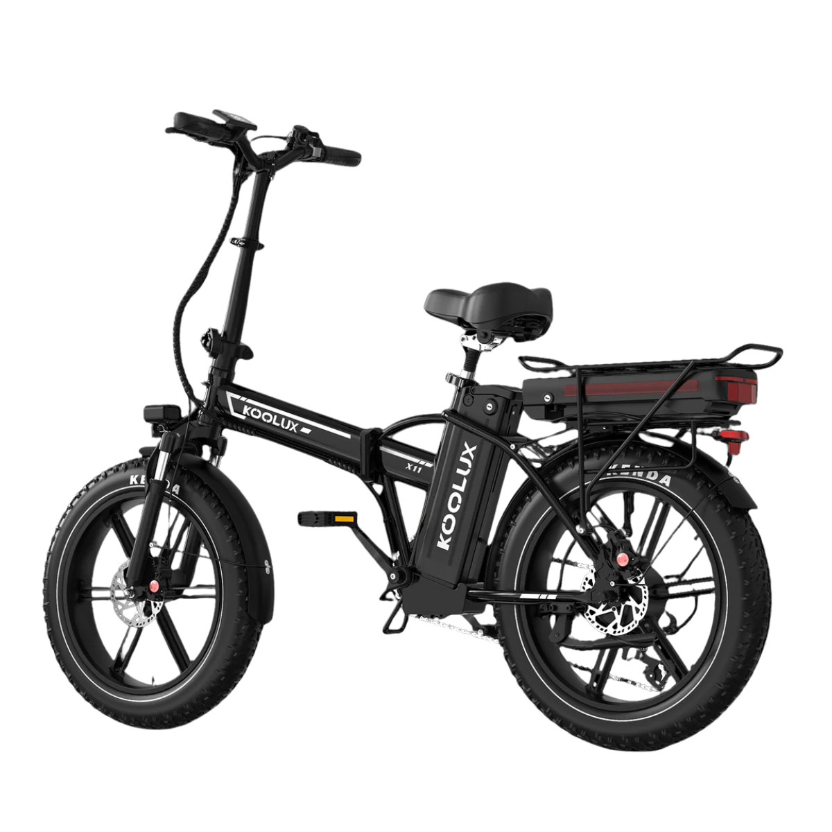Czarny rower elektryczny Koolux X11 na czarnym tle. Ma grube opony, tylny bagażnik i akumulator. Nazwa marki jest widoczna.