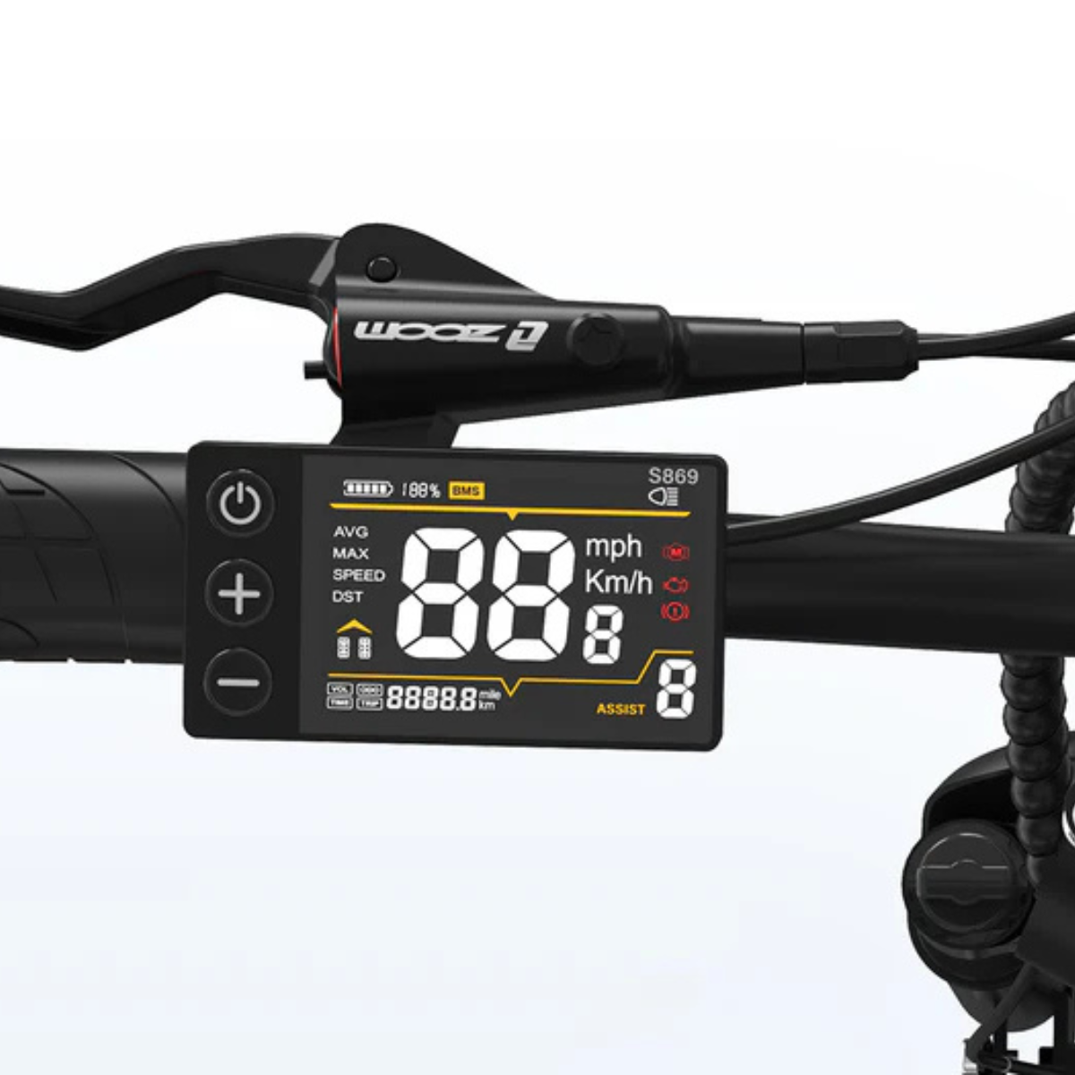 Zbliżenie na wyświetlacz roweru elektrycznego. Prędkość 88 mph. Pokazuje baterię, prędkość, dystans i poziom wspomagania. Czarna kierownica i logo zoom.