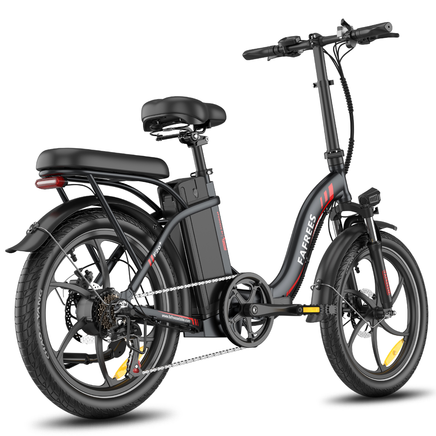 Schwarzes und rotes Elektrofahrrad vor weißem Hintergrund. Es hat einen Akku, Sitz und Lenker. Der Markenname ist sichtbar.