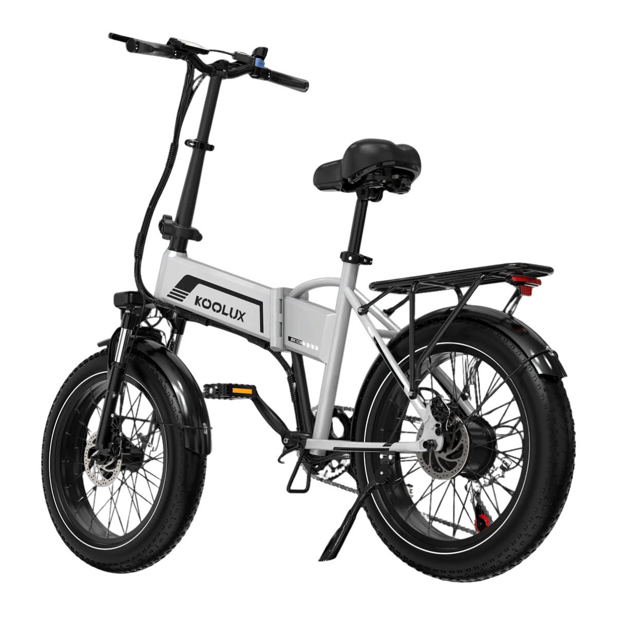 Srebrno-czarny rower elektryczny. Ma grube opony, tylny bagażnik, a na ramie widoczna jest nazwa marki 'KOOLUX'.