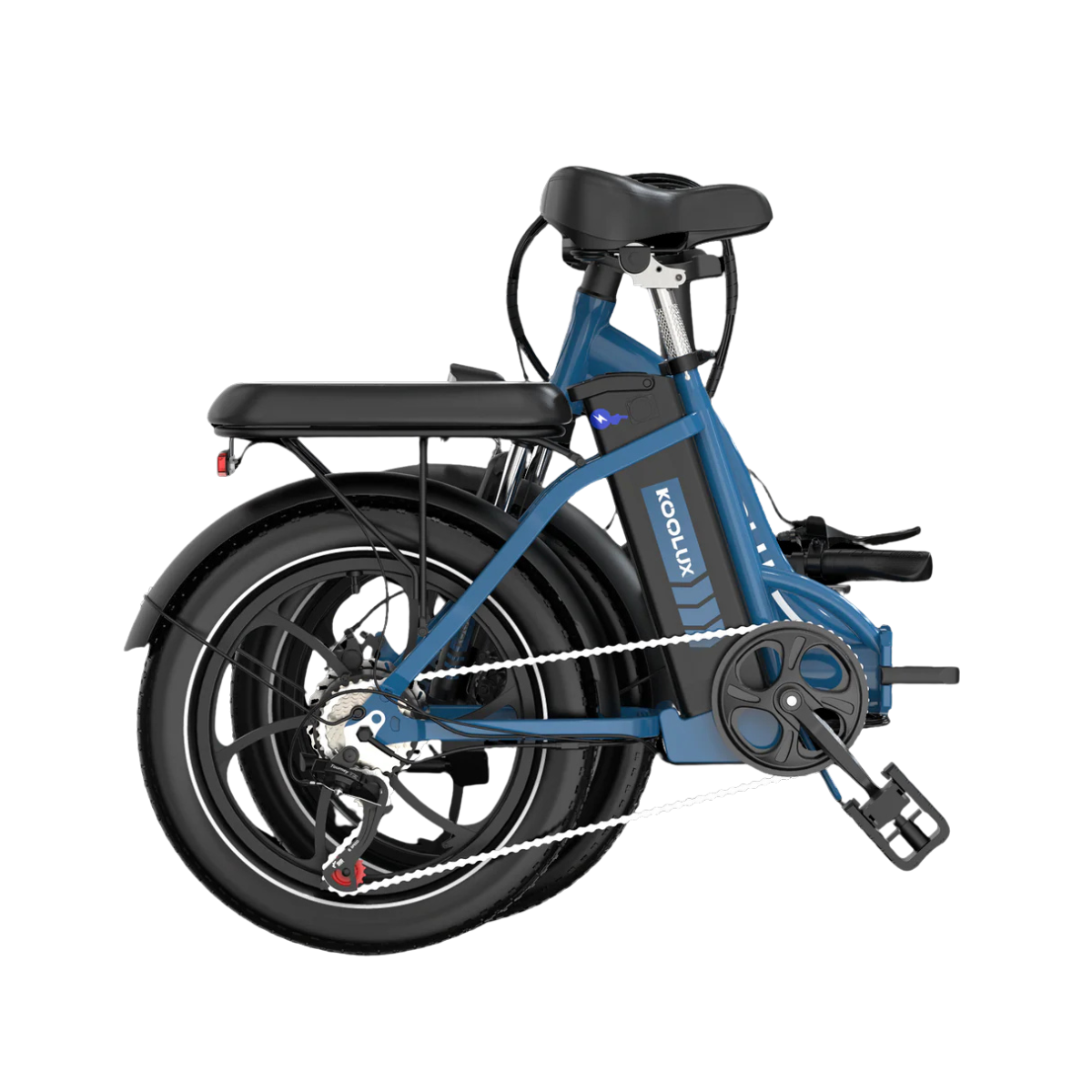 Niebieski składany rower elektryczny na białym tle. Ma czarne siodełko, bagażnik i opony. Widoczna jest nazwa marki 'KOOLUX'.