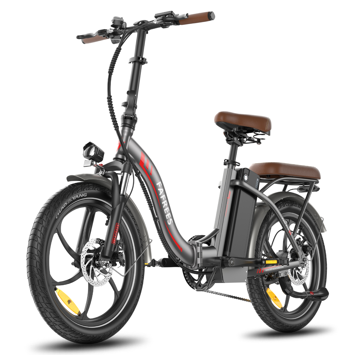 Ein Elektrofahrrad mit grauem Rahmen, braunem Sitz und Lenker, schwarzen Reifen und Scheinwerfer. Das Fahrrad steht vor weißem Hintergrund.