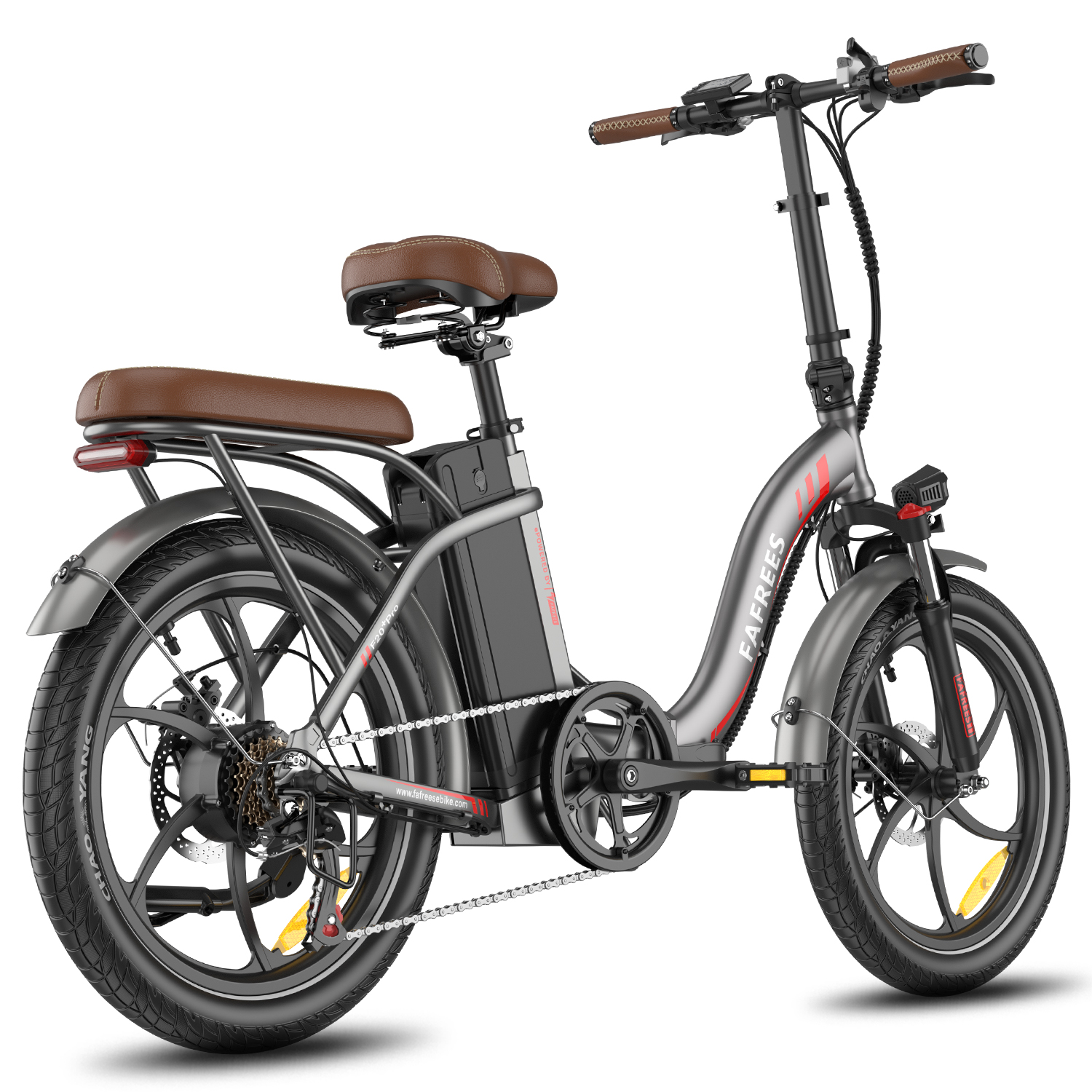Ein Elektrofahrrad wird angezeigt. Es hat einen grauen Rahmen, einen braunen Sitz und Lenker sowie schwarze Reifen. Das Fahrrad steht vor weißem Hintergrund.