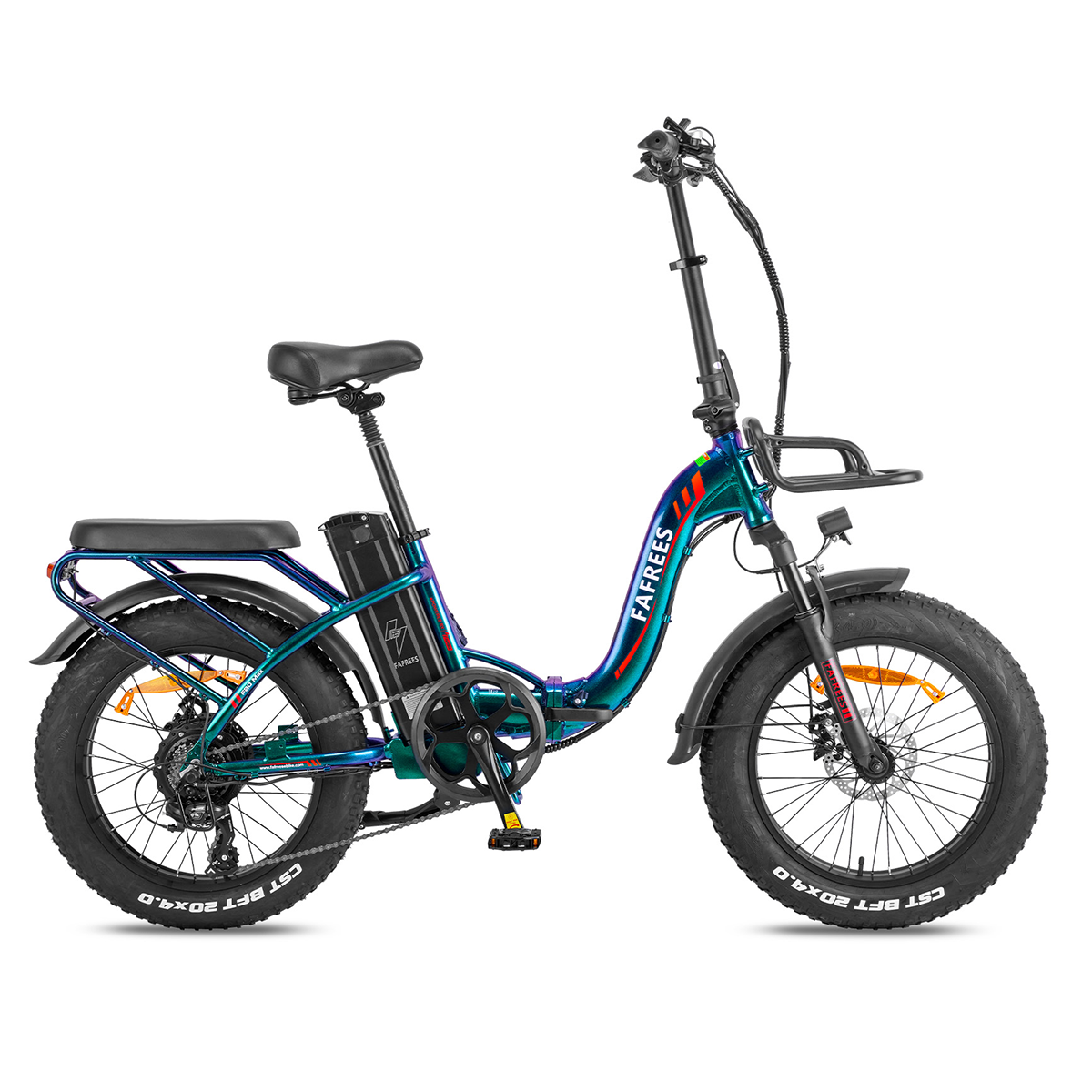 Ein farbenfrohes Elektrofahrrad vor weißem Hintergrund. Es hat dicke Reifen, einen schwarzen Sitz und einen Akku. Der Markenname ist sichtbar.