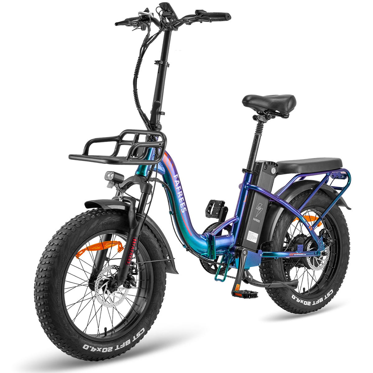 Ein Elektrofahrrad mit schwarzem Rahmen, dicken Reifen und einem vorderen Korb. Es hat ein blaues und violettes Farbschema. Der Hintergrund ist weiß.