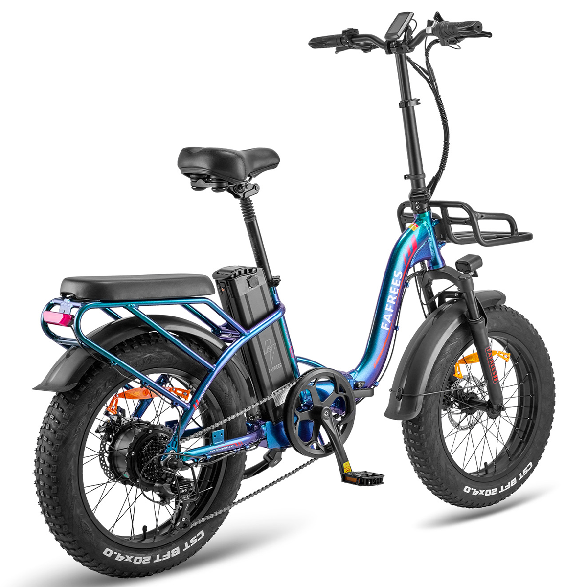 Ein Elektrofahrrad mit schwarzen Reifen und einem blau-violetten Rahmen steht auf weißem Untergrund. Es hat einen Korb und einen Akku.