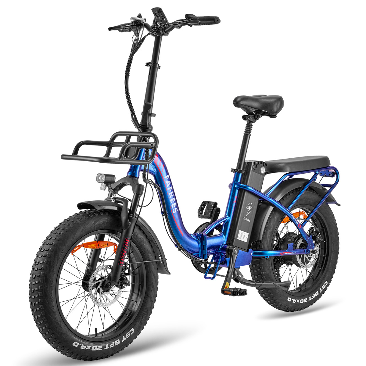 Blau-schwarzes Elektrofahrrad. Es hat einen Frontkorb, breite Reifen, einen Akku und einen Gepäckträger hinten. Der Hintergrund ist weiß.