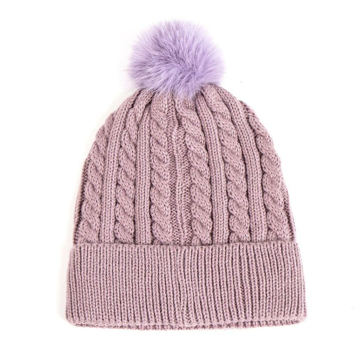 Eine mauvefarbene Strickmütze mit einem lila Bommel auf weißem Hintergrund. Die Mütze hat ein Zopfmuster.