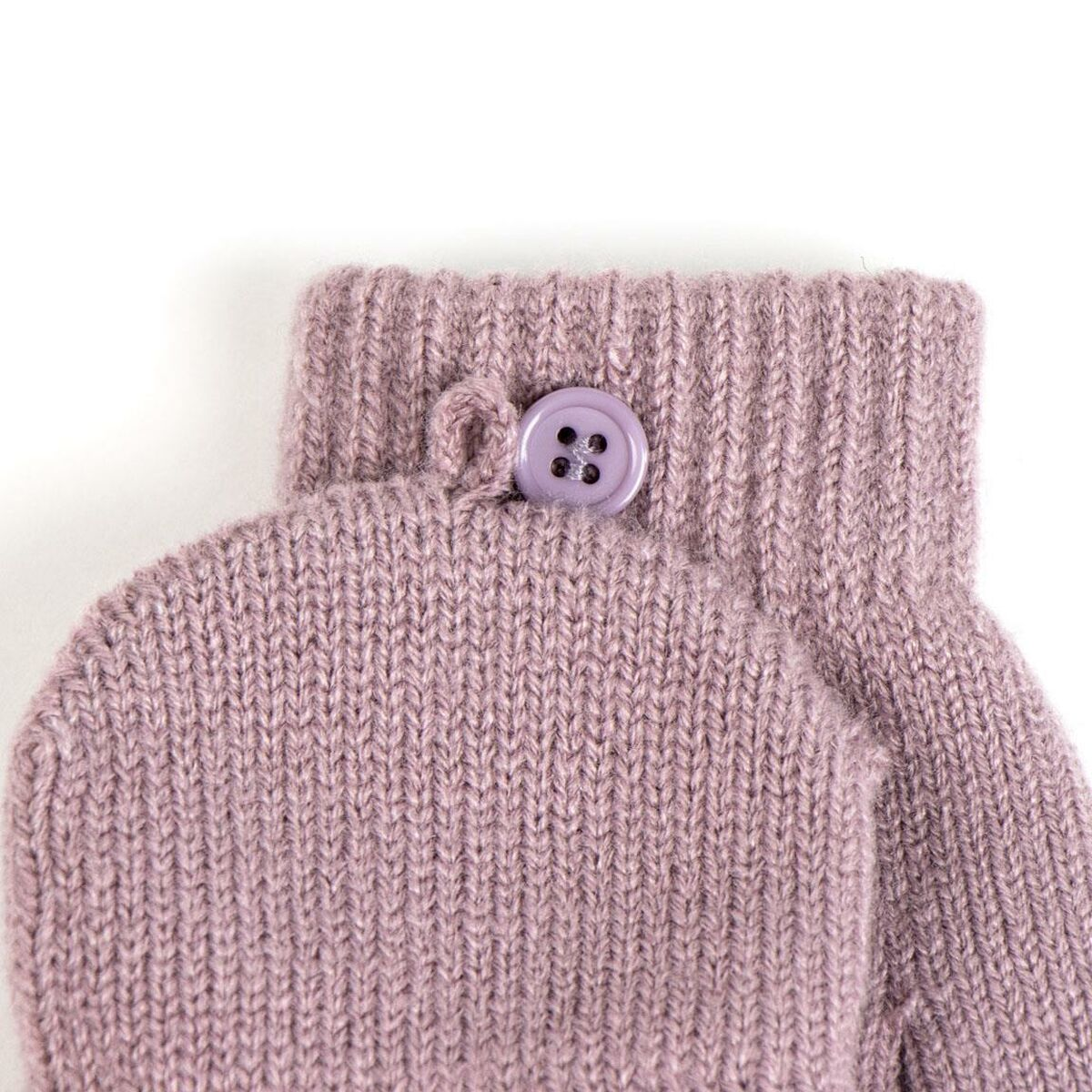 Nahaufnahme eines mauvefarbenen Strickhandschuhs mit Knopfverschluss. Der Handschuh befindet sich auf weißem Hintergrund.
