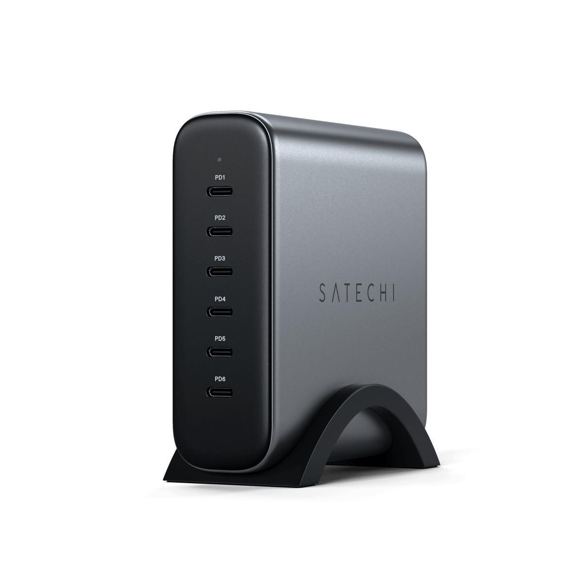Un adattatore multiporta USB-C Satechi grigio. Ha più porte etichettate PD1-PD6, un supporto nero e il logo Satechi sul lato.