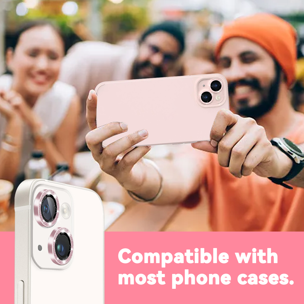 Eine Person macht ein Selfie mit einer pinken Handyhülle. Im Vordergrund sind zwei Telefone und im Hintergrund drei Personen.