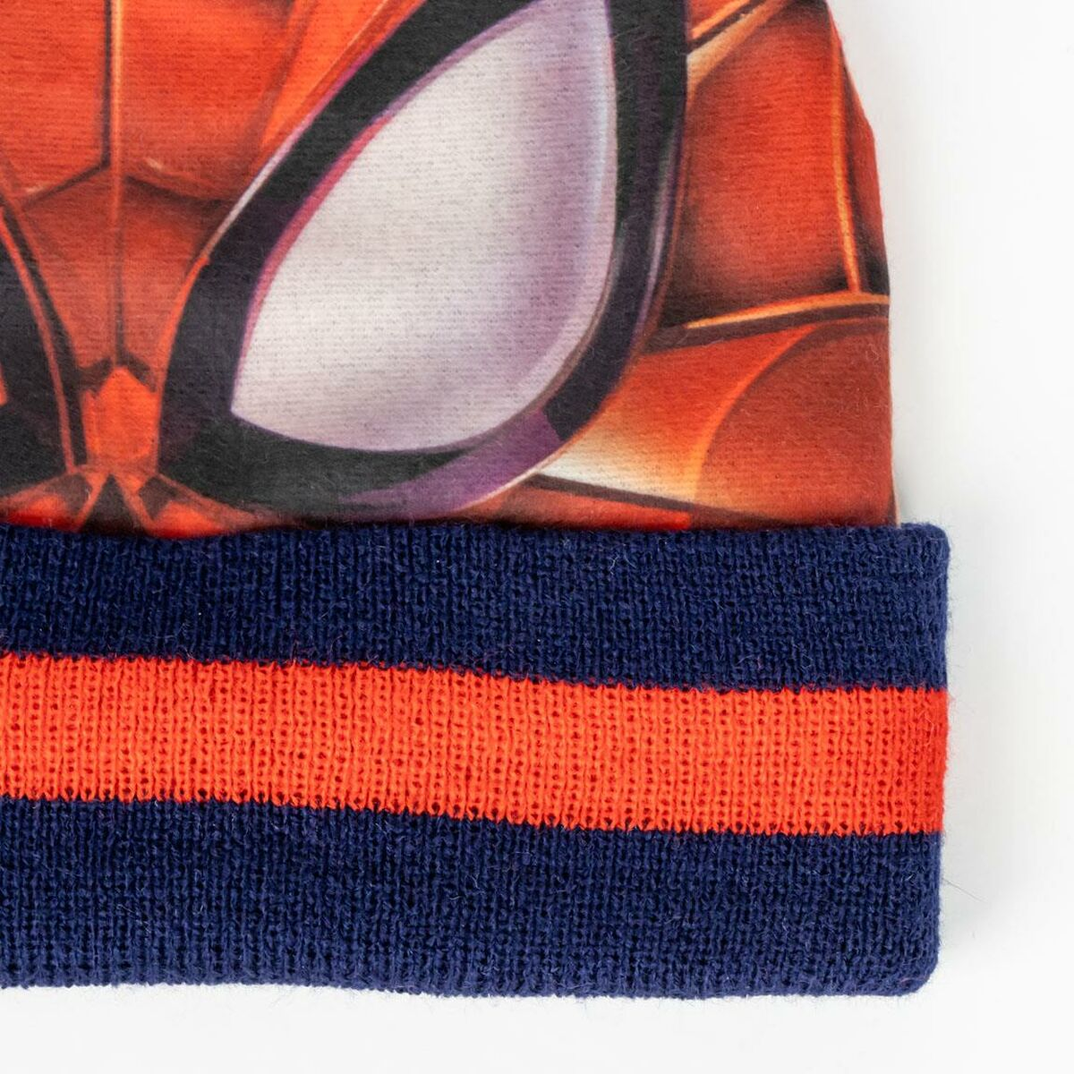 Nahaufnahme einer Spider-Man-Mütze. Die Oberseite zeigt das Auge der Spinne und das rote Netzmuster, mit einem marineblauen und orangefarbenen Rand.
