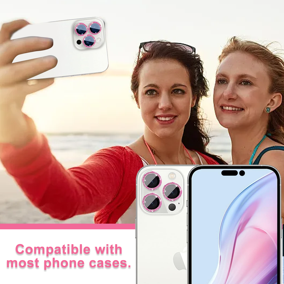 Zwei Frauen machen ein Selfie mit einem Handy am Strand. Telefonzubehör im Vordergrund. Text unten: Kompatibel mit den meisten Handyhüllen.