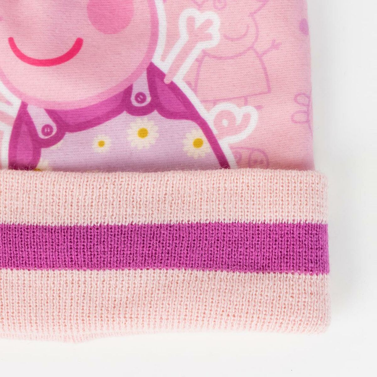 Rosa Mütze mit Peppa Wutz-Design. Mit rosa und lila Streifen am Rand. Der Hauptteil der Mütze zeigt Peppa Wutz' Gesicht.