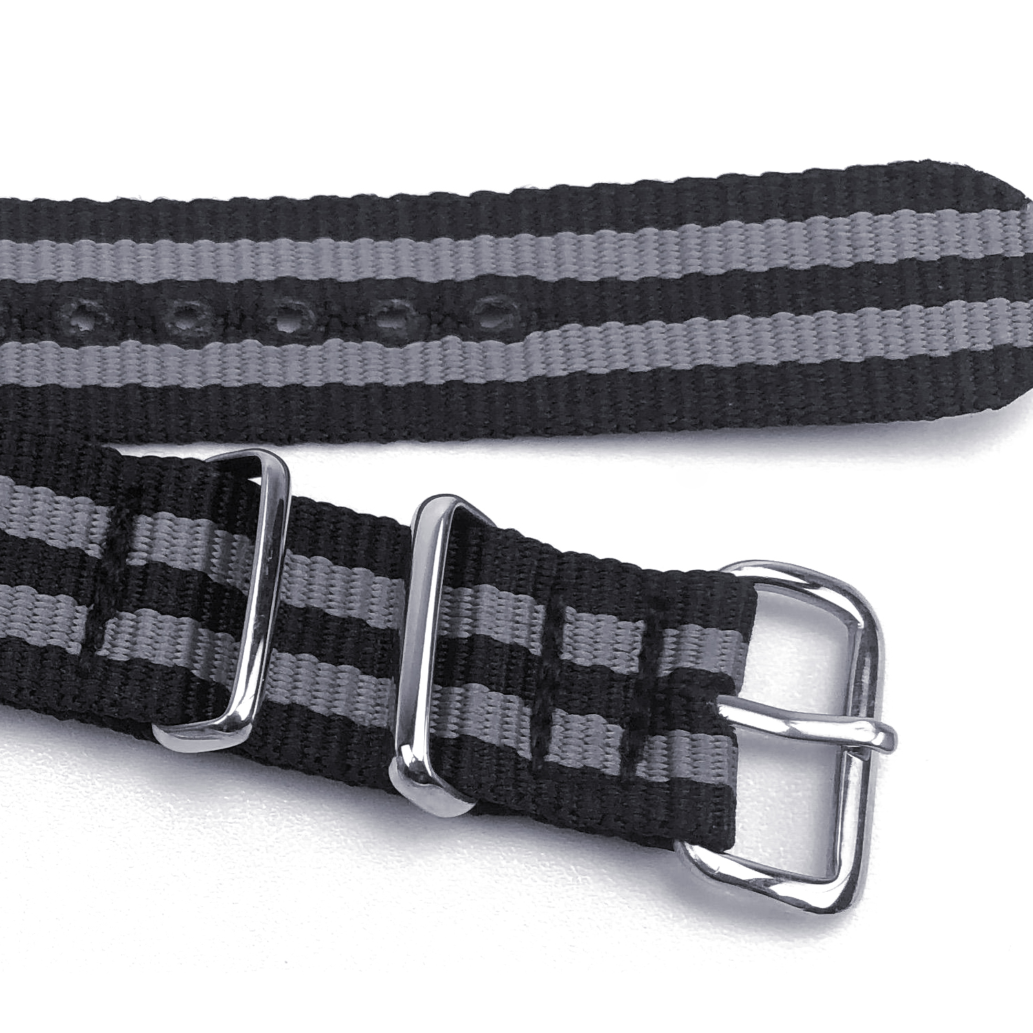 Zbliżenie paska do zegarka z czarno-szarymi paskami. Metalowe zapięcia i klamra widoczne na białym tle.