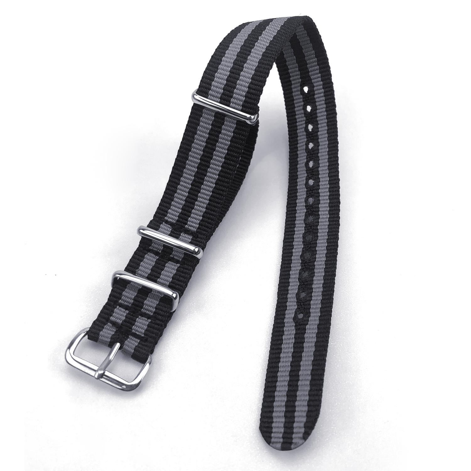 Czarno-szary paskowany pasek do zegarka ze srebrnym metalowym osprzętem na białym tle.