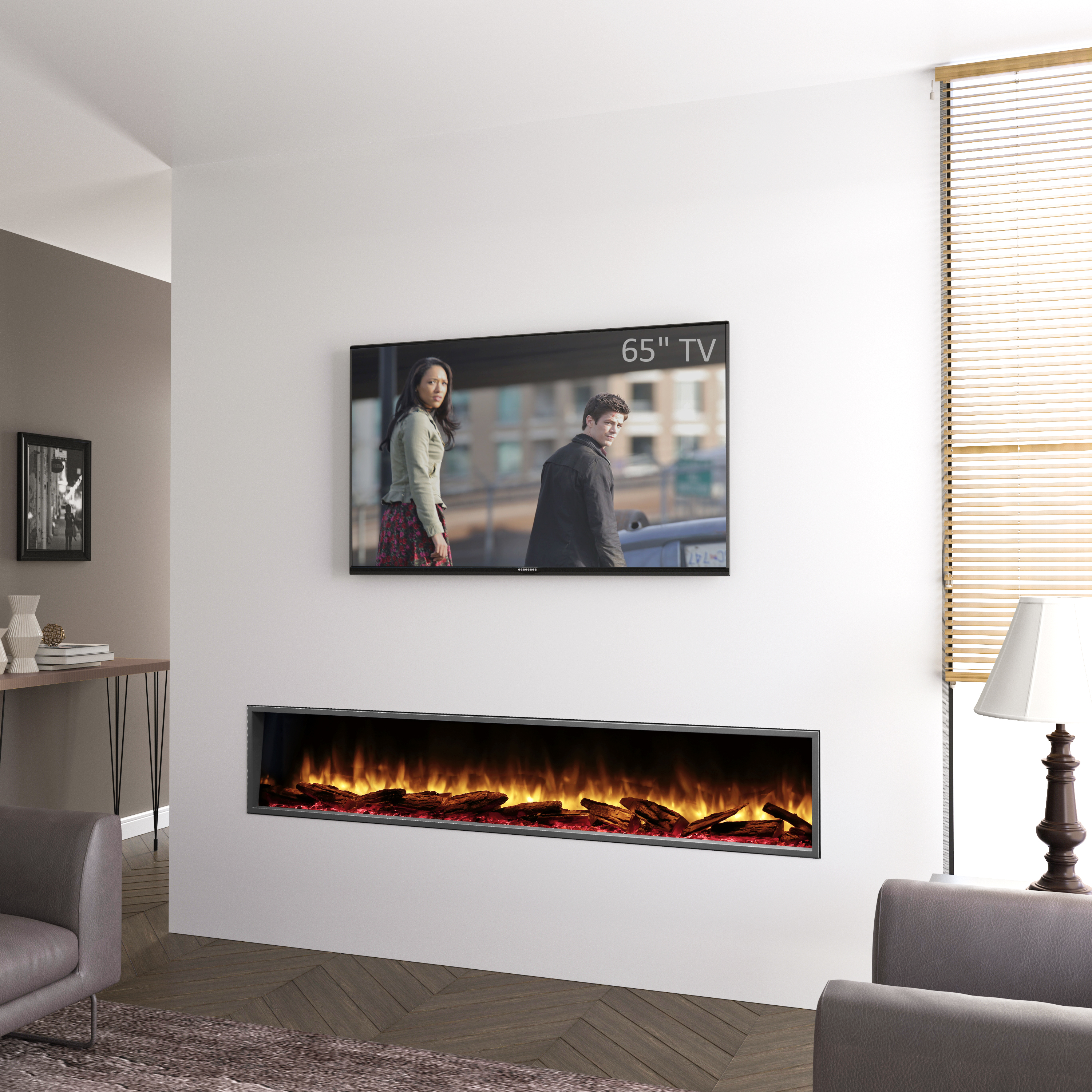 Wohnzimmer mit Fernseher, Kamin, Sofa und Lampe. Rechts befindet sich ein Fenster mit Jalousien.