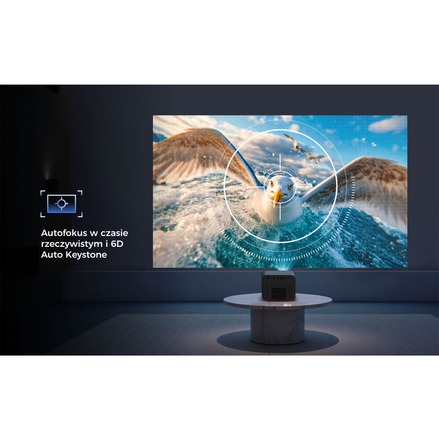 Projektor wyświetla obraz mewy na ścianie. Mały projektor stoi na stole. Tekst: Autofokus w czasie rzeczywistym i 6D Auto Keystone.
